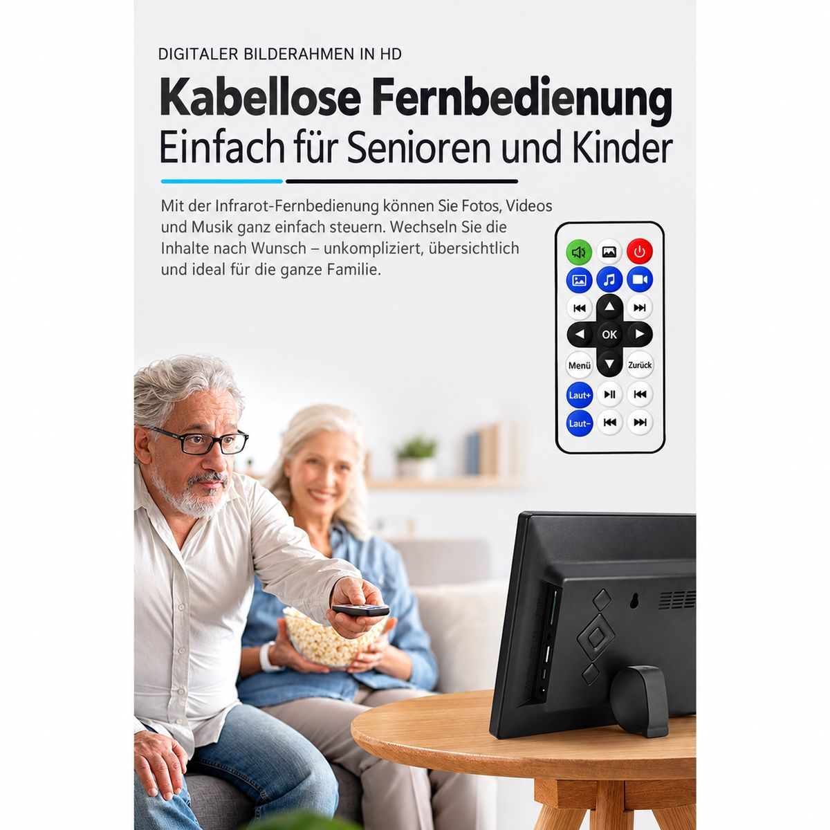 Älteres Paar nutzt eine einfache Fernbedienung für einen digitalen Bilderrahmen.