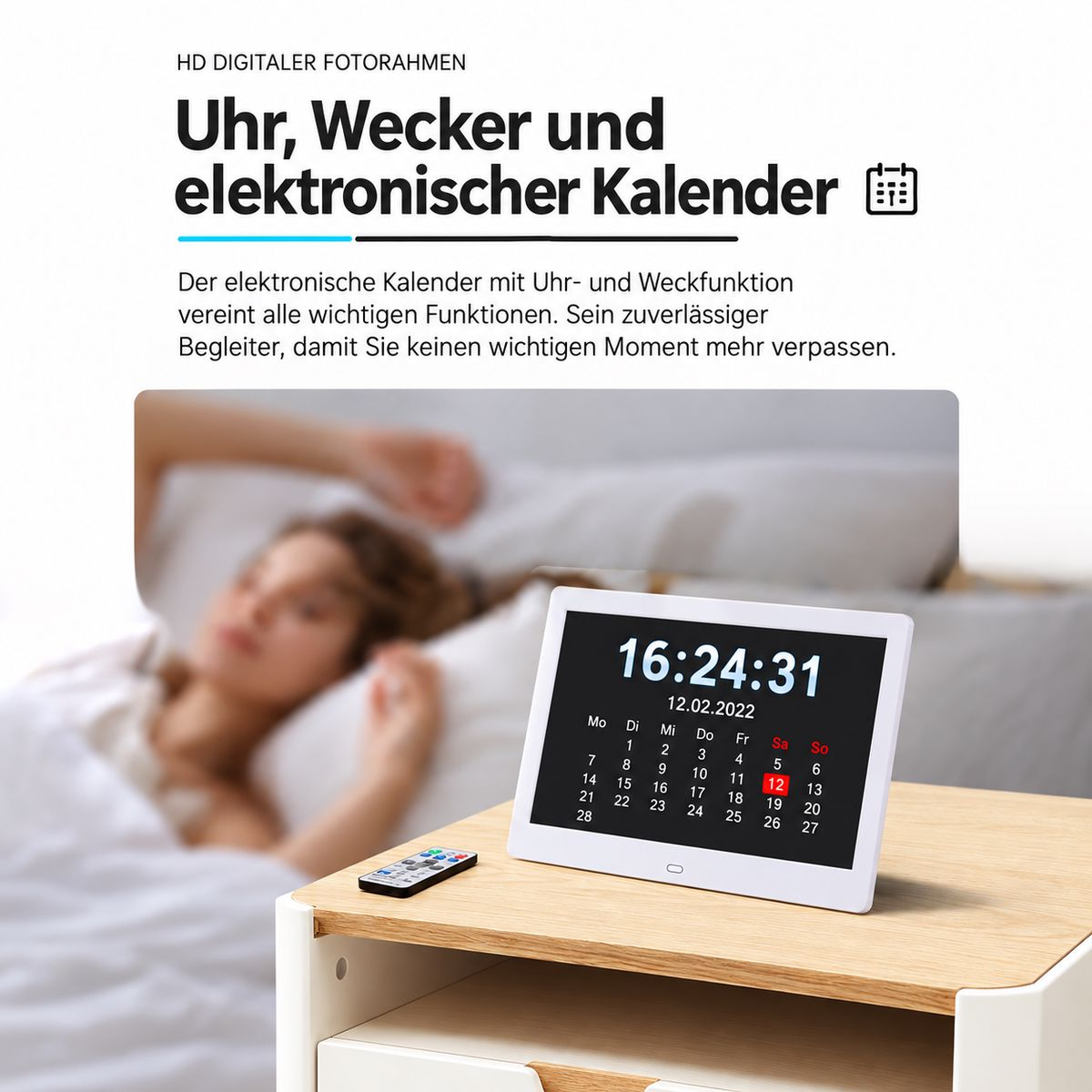 Digitale Uhr und Kalender auf einem Nachttisch, im Hintergrund schläft eine Person.