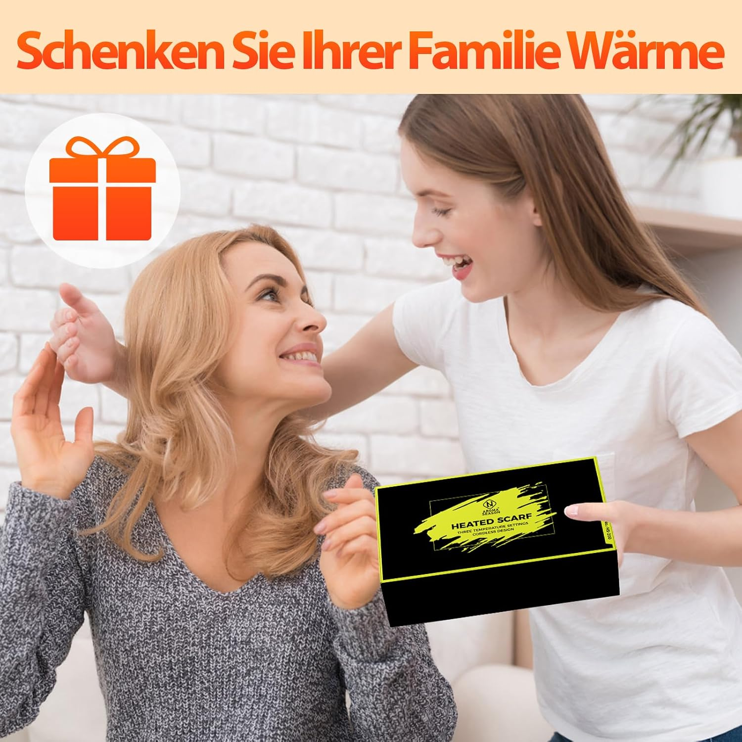 Frau freut sich über ein Geschenk-Heizschal-Set von jüngerer Frau mit weißem Hintergrund.