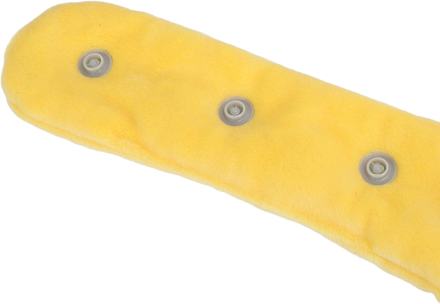 Ein langes gelbes Stoffkissen mit drei grauen runden Knöpfen.