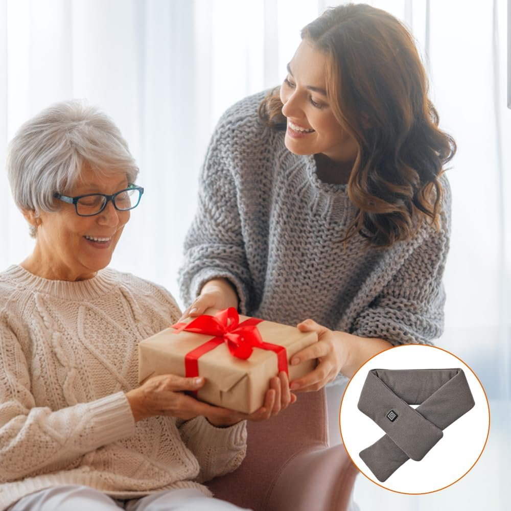 Junge Frau schenkt älterer Dame ein Geschenk; unten rechts ein grauer Schal.