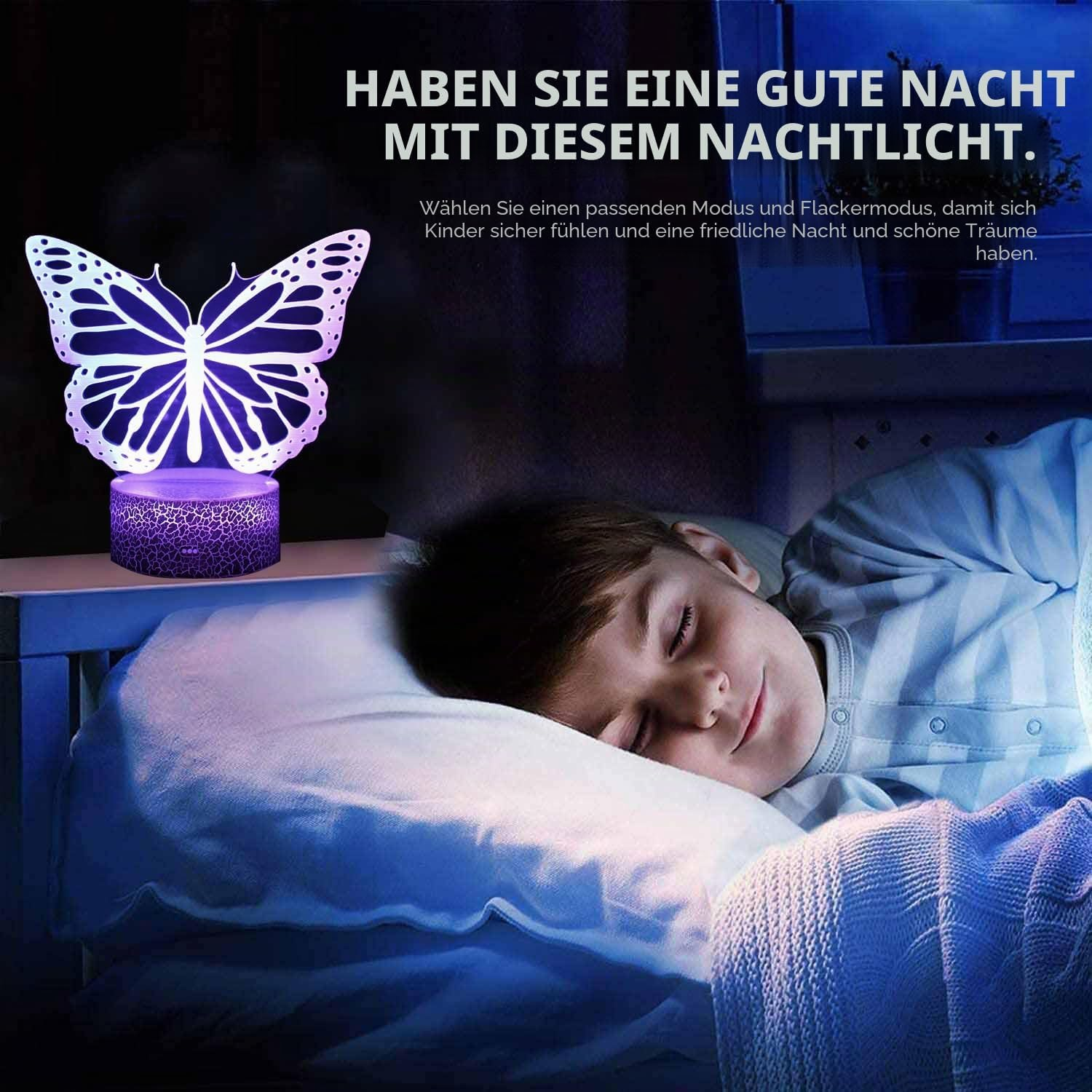 Ein Kind schläft friedlich im Bett neben einer lila leuchtenden Schmetterlings-Nachtlampe.