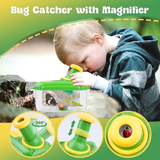 Ein Kleinkind schaut durch ein Insekten-Fangglas mit Lupe, das Insekten enthält.