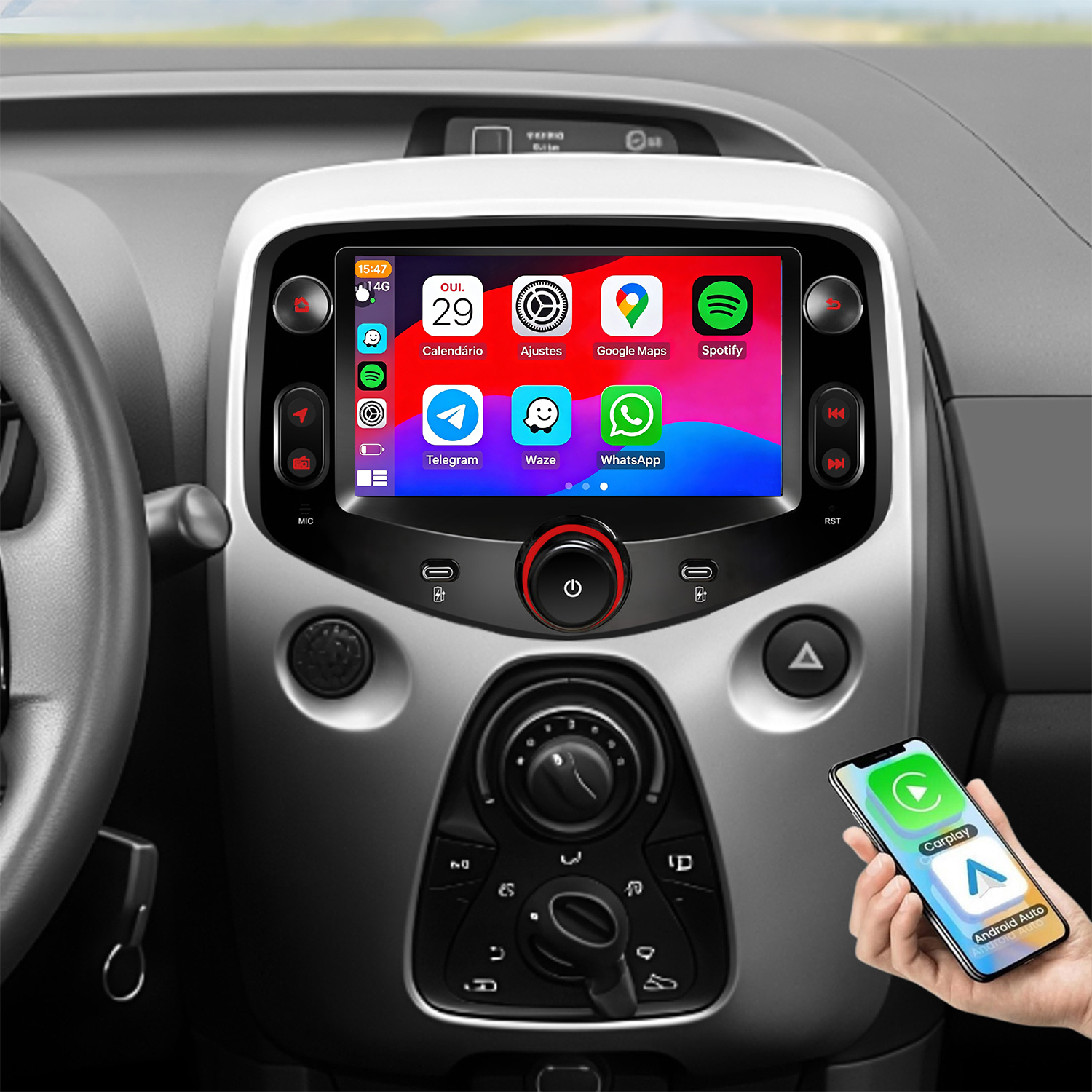 Ein Auto-Infotainment-Bildschirm zeigt Smartphone-Apps, während eine Hand ein Telefon mit CarPlay und Android Auto hält.
