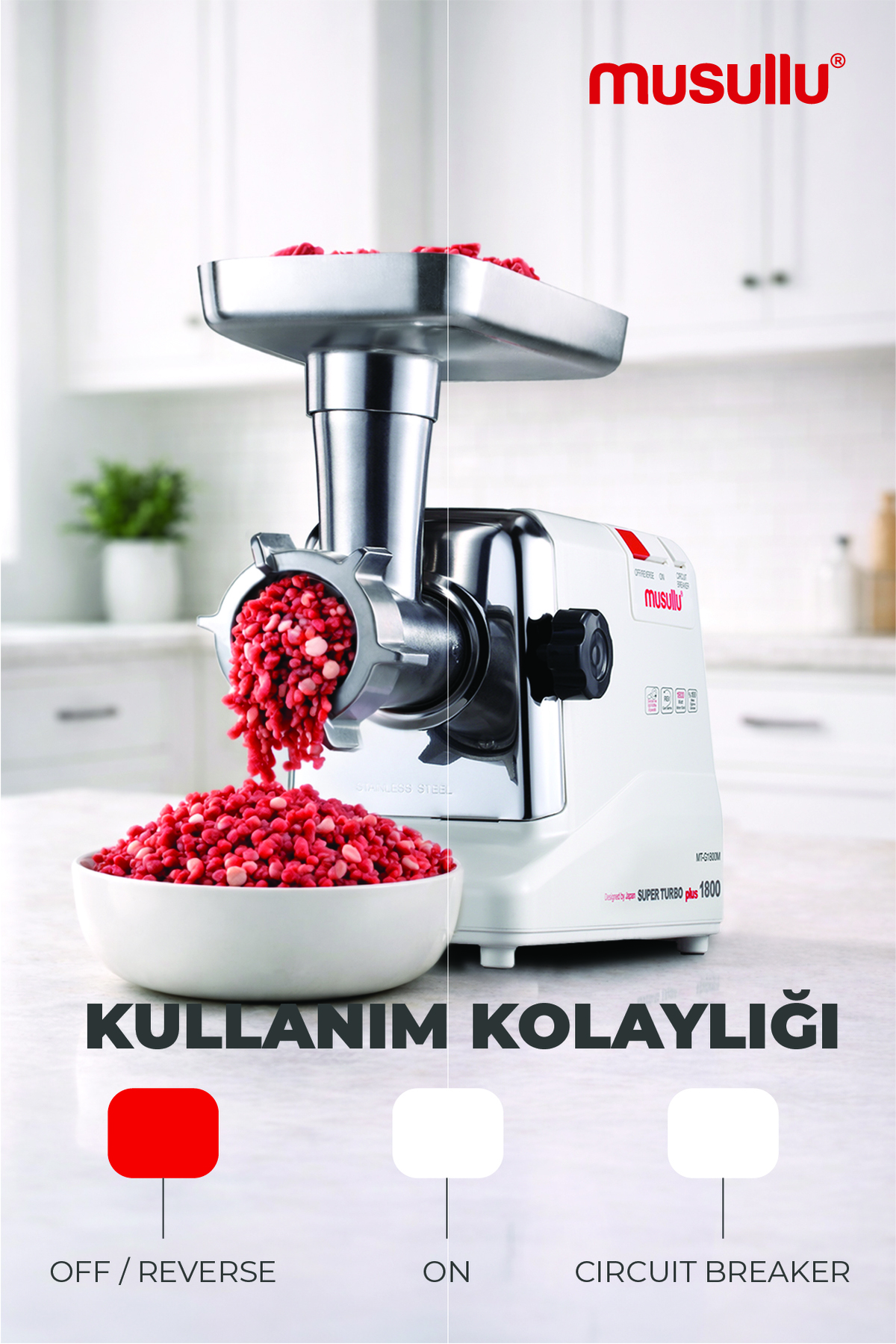 Tezgahtaki beyaz elektrikli et kıyma makinesi, aydınlık bir mutfakta kaseye kırmızı kıyma döküyor.