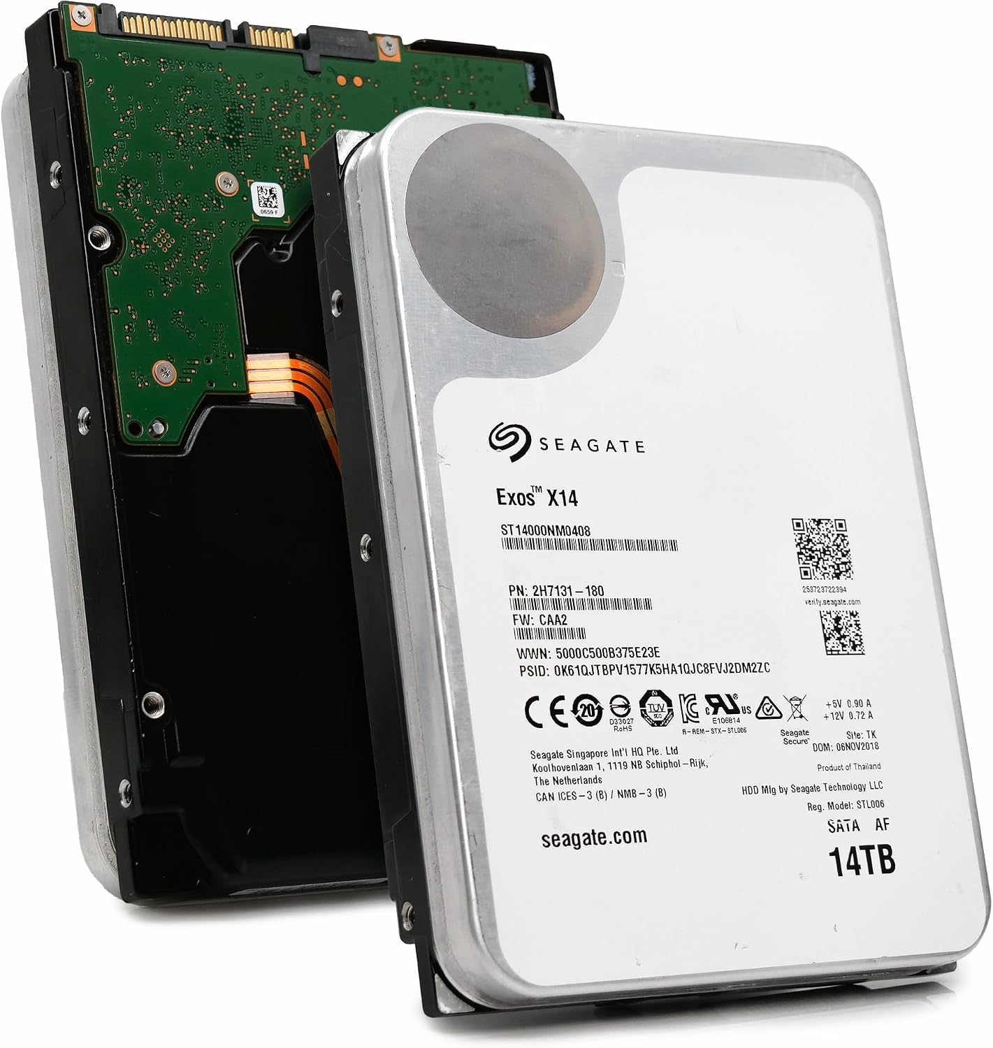 Zwei Seagate Exos X14 14TB Festplatten stehen aufrecht vor weißem Hintergrund und zeigen Etiketten und Platinen.