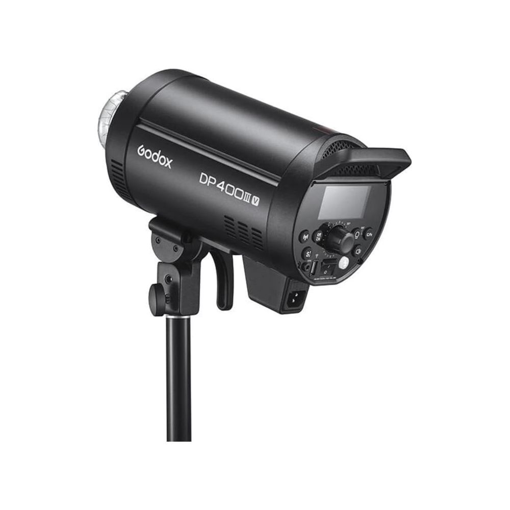 Czarna lampa błyskowa Godox DP400III zamontowana na czarnym statywie na białym tle.