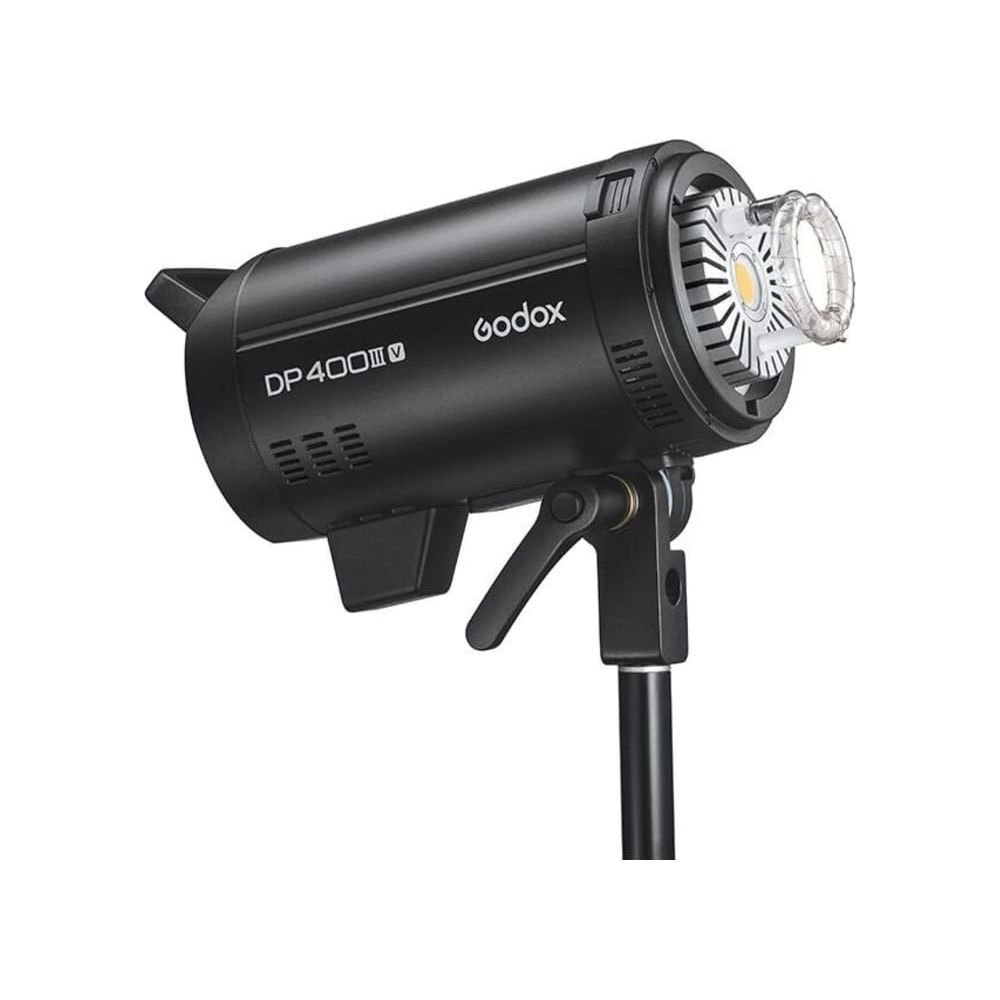 Czarna lampa studyjna Godox DP400III-V zamontowana na statywie na białym tle.
