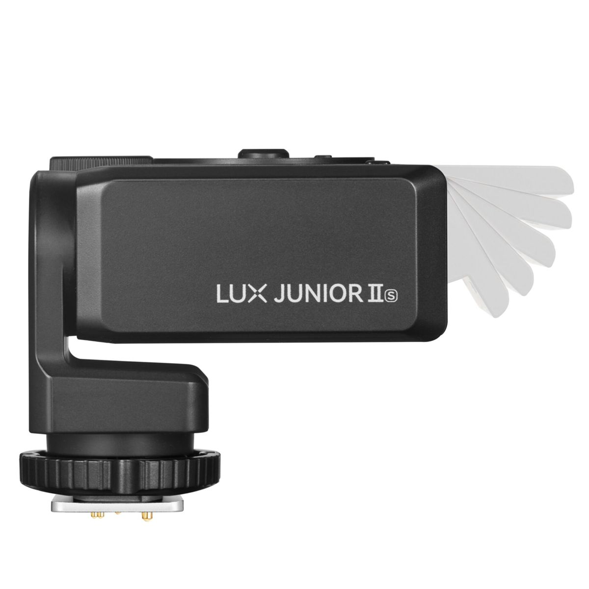 Czarna lampa błyskowa Lux Junior II z regulowanym reflektorem na białym tle.