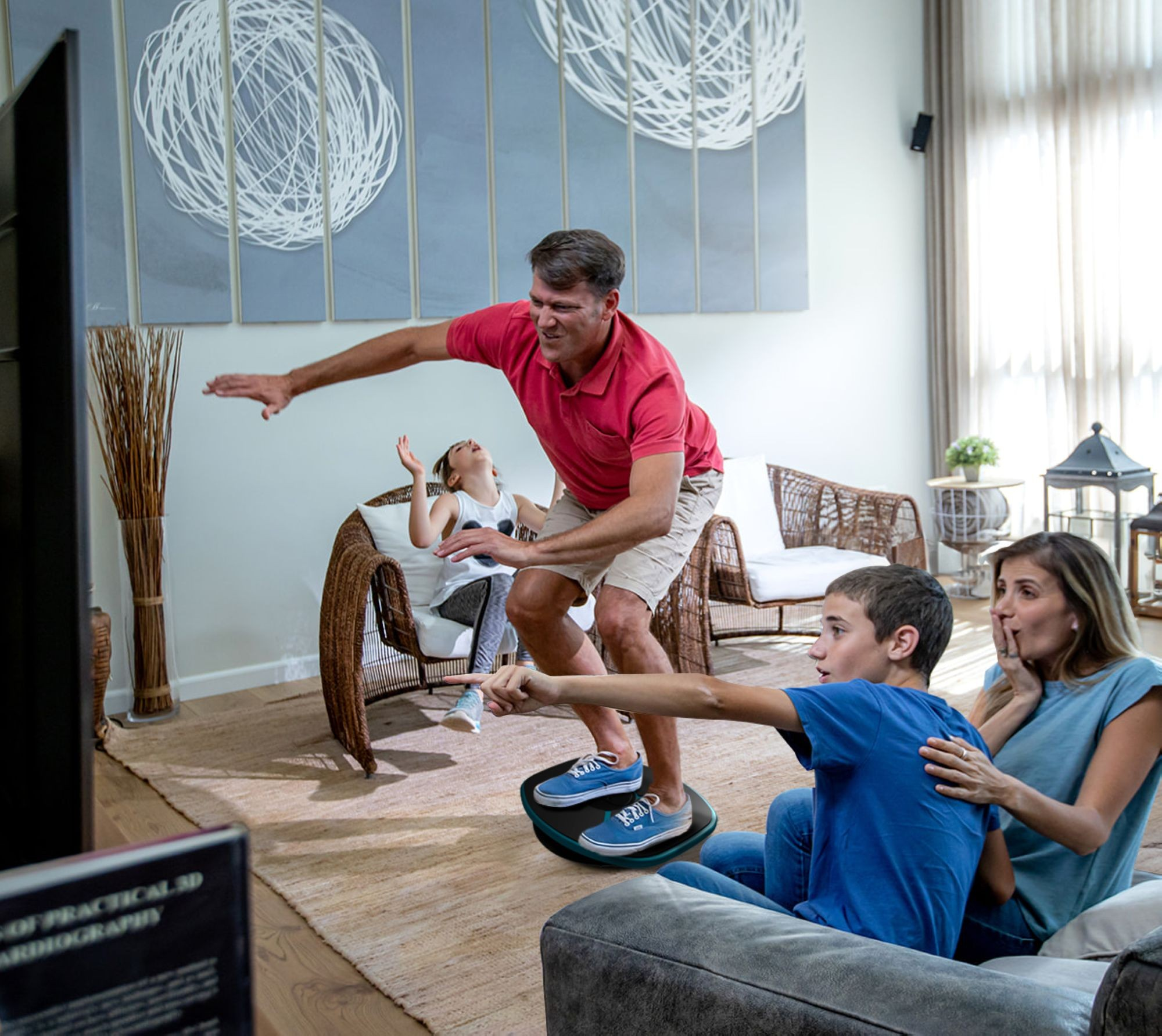 Uomo in equilibrio su una tavola in salotto mentre la famiglia guarda.
