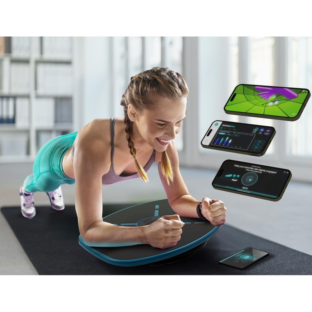 Una donna bionda fa plank su una balance board nera mentre gli smartphone mostrano i dati di fitness.