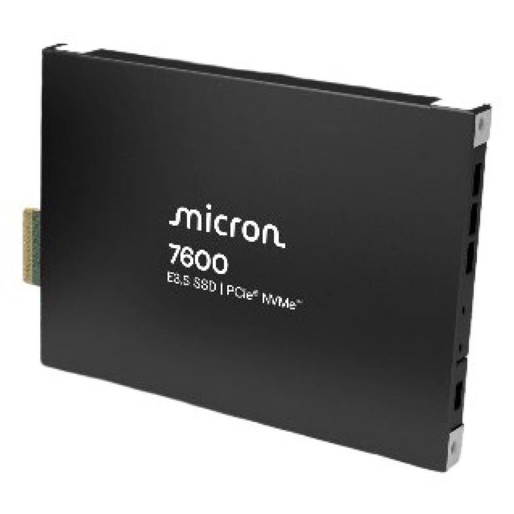 Czarny dysk SSD Micron 7600 E3.S z PCIe NVMe na białym tle.