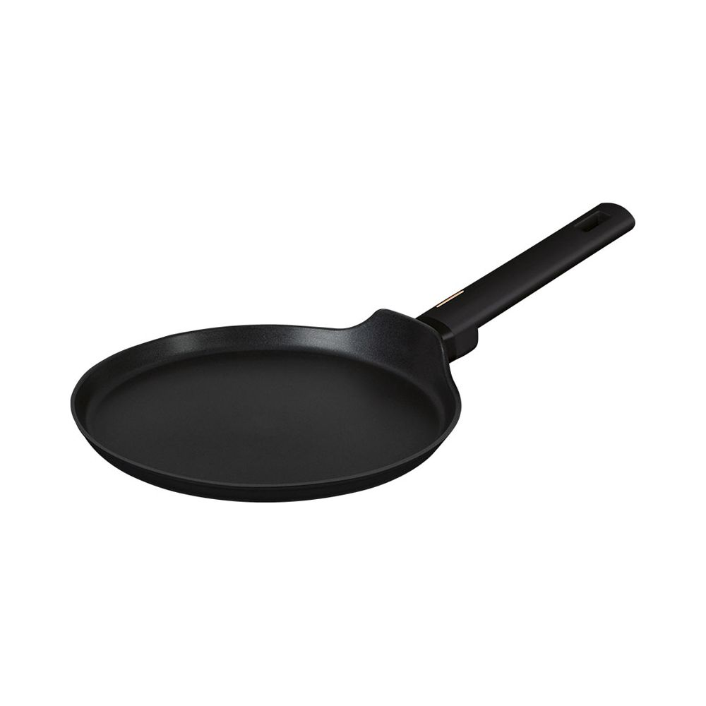 Une poêle à crêpes noire à bord bas et long manche sur fond blanc.
