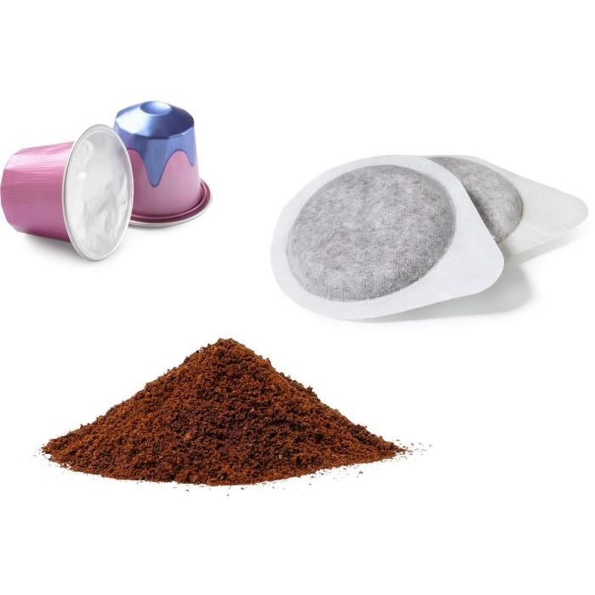 Dosettes de café, capsules et un petit tas de café moulu sur fond blanc.