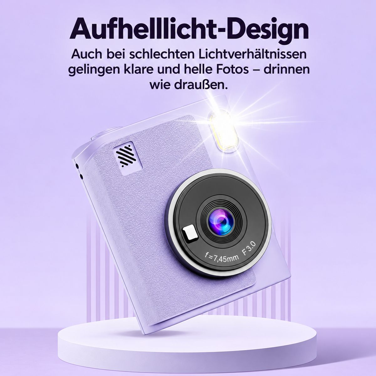 Eine lila Sofortbildkamera mit aktivem Blitz auf einem runden Podest vor lilafarbenem Hintergrund mit Text.