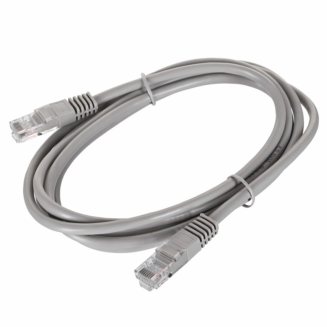Zwinięty szary kabel sieciowy Ethernet z przezroczystymi złączami RJ45 na białym tle.