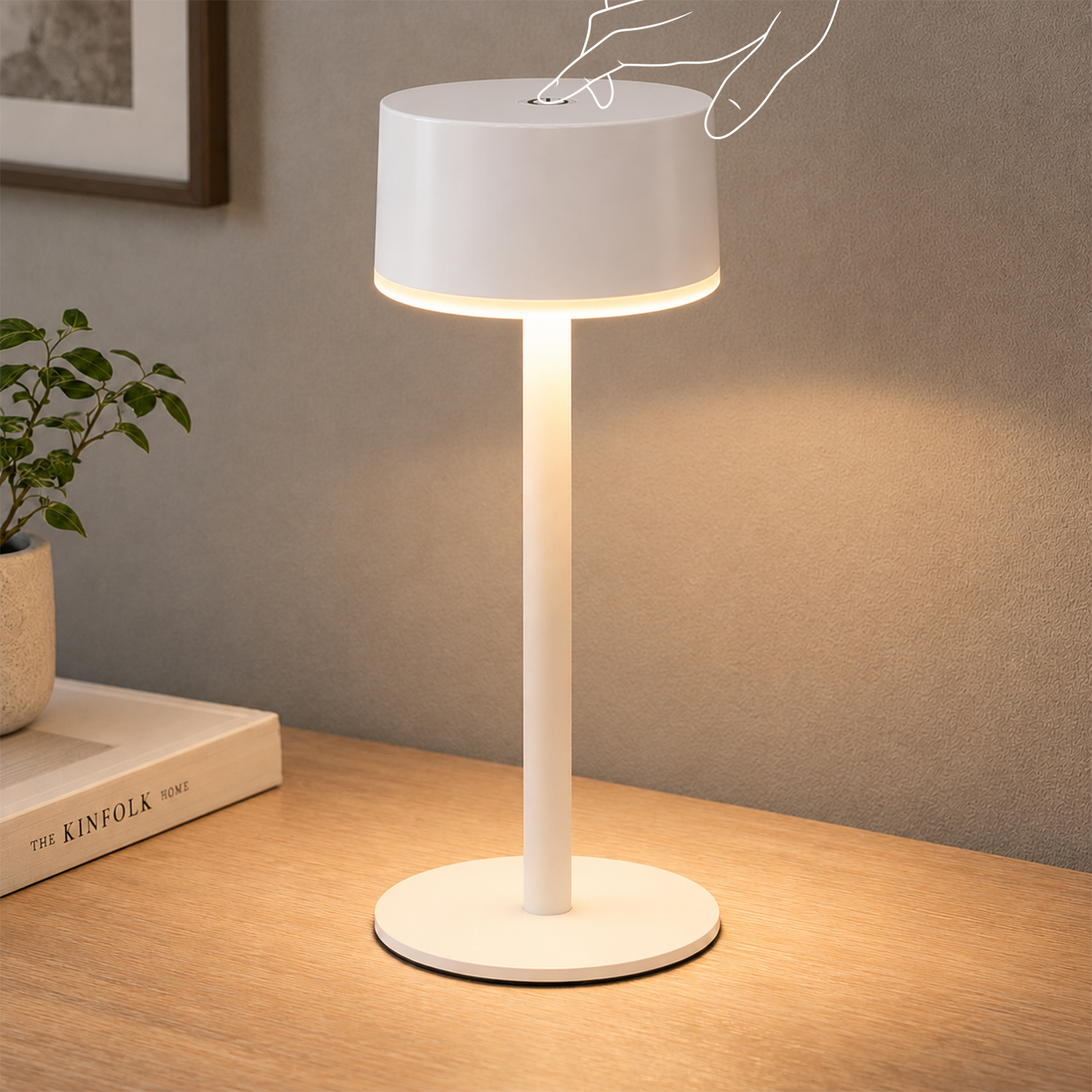 Eine moderne weiße Tischlampe auf einem Holztisch, berührt von einer Hand am oberen Schalter.