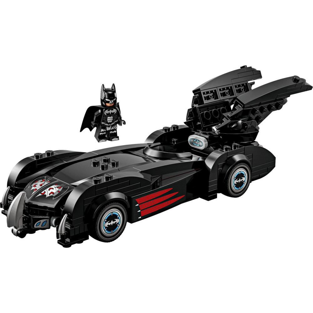 Czarne Lego Batmobil z otwartym tyłem i minifigurka Batmana na białym tle.