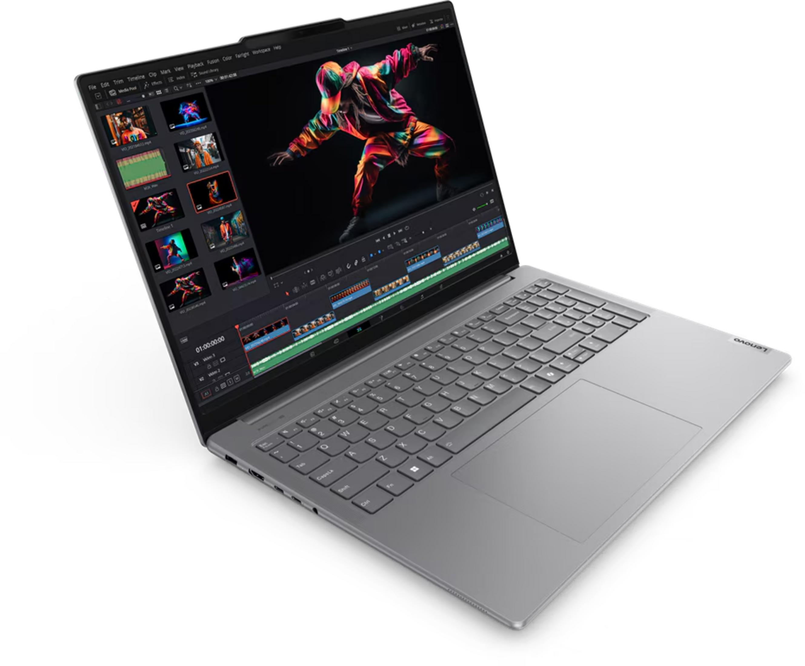 Ein silberner Laptop mit Videobearbeitungssoftware auf dem Bildschirm steht auf einer weißen Oberfläche.