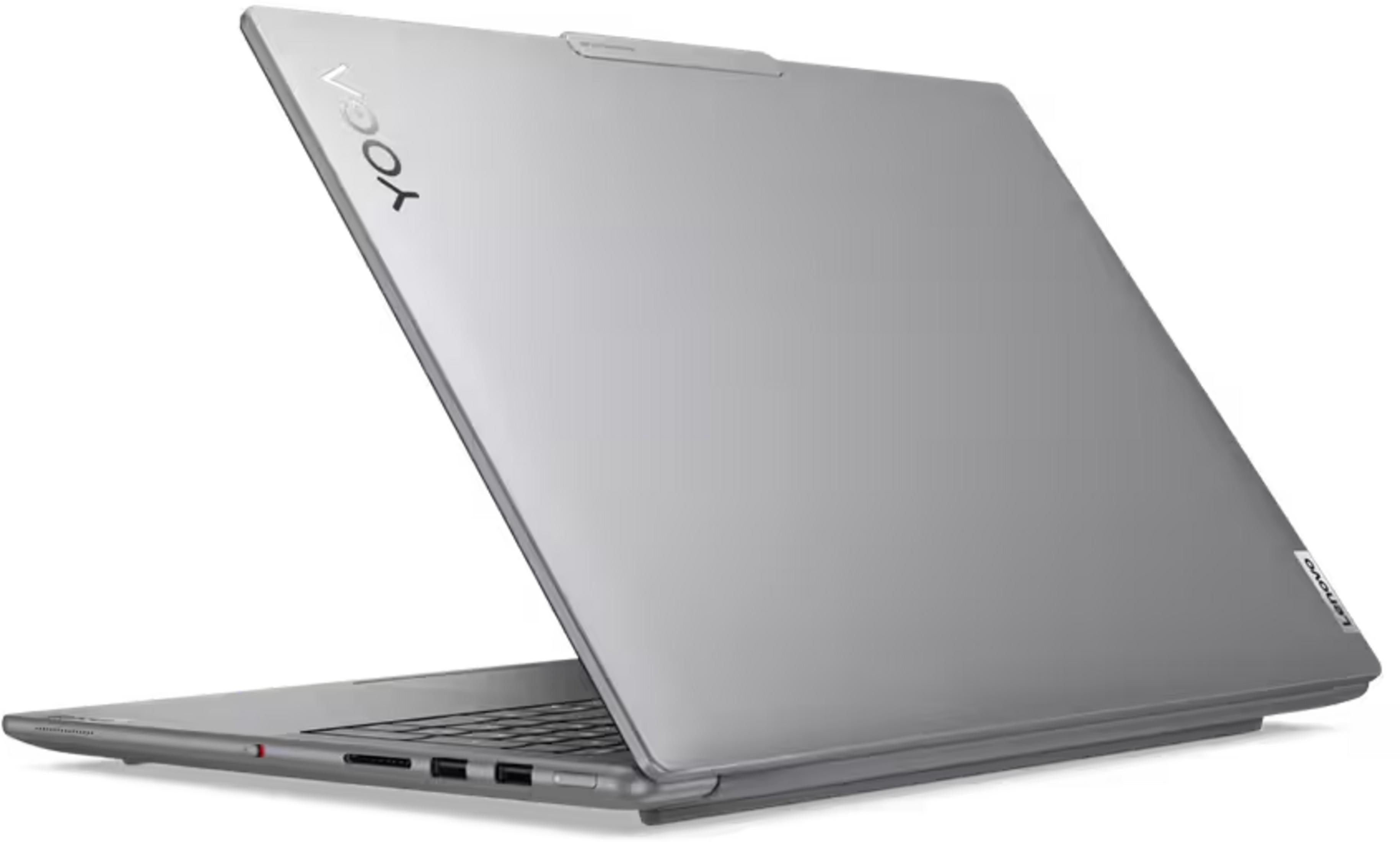 Ein silberner Lenovo Yoga Laptop steht offen auf einer weißen Oberfläche, die Tastatur ist teilweise sichtbar.