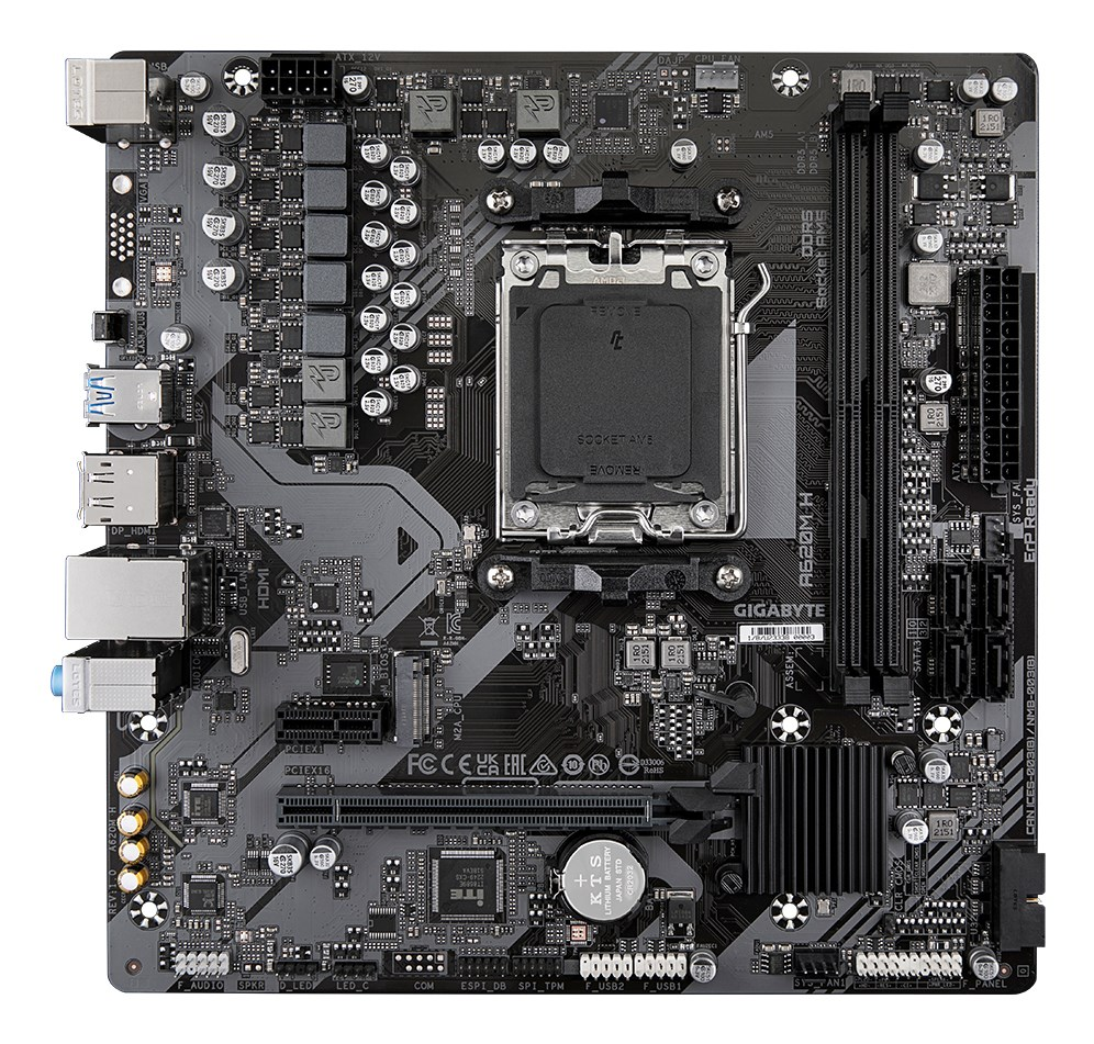 Scheda madre per computer nera con socket CPU centrale, slot RAM a destra e porte a sinistra.