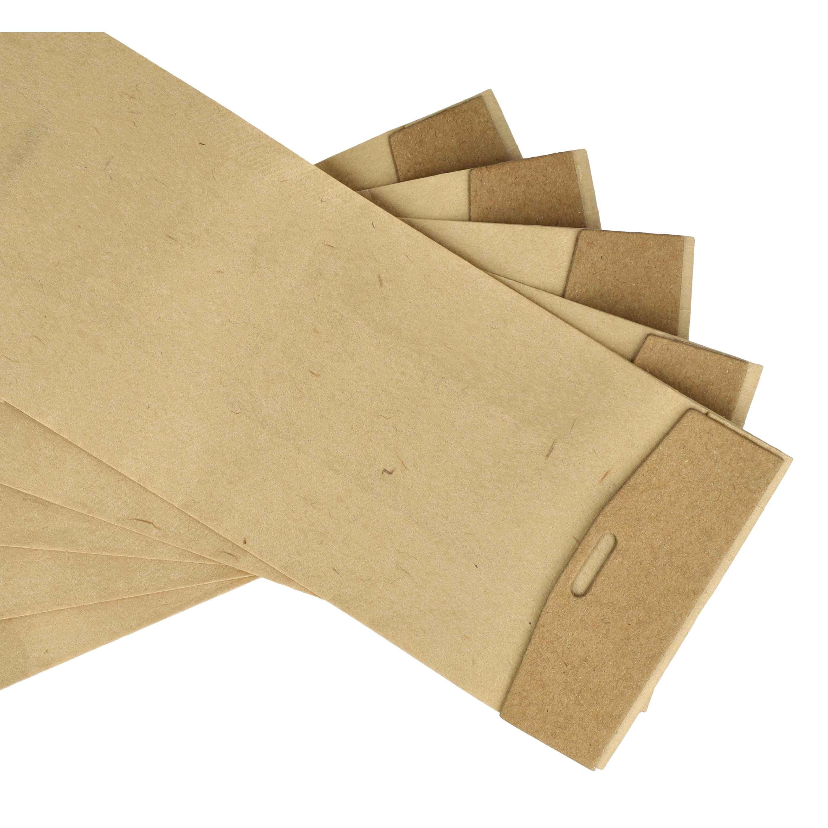Ein Stapel brauner Papierumschläge, diagonal auf weißem Hintergrund angeordnet.