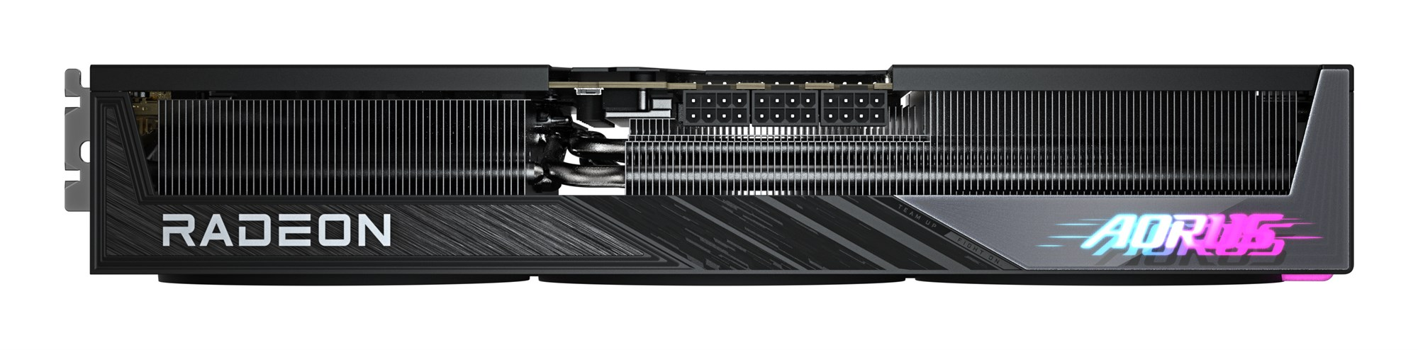 Vista lateral de una tarjeta gráfica negra larga con logotipo de Aorus iluminado y texto Radeon.