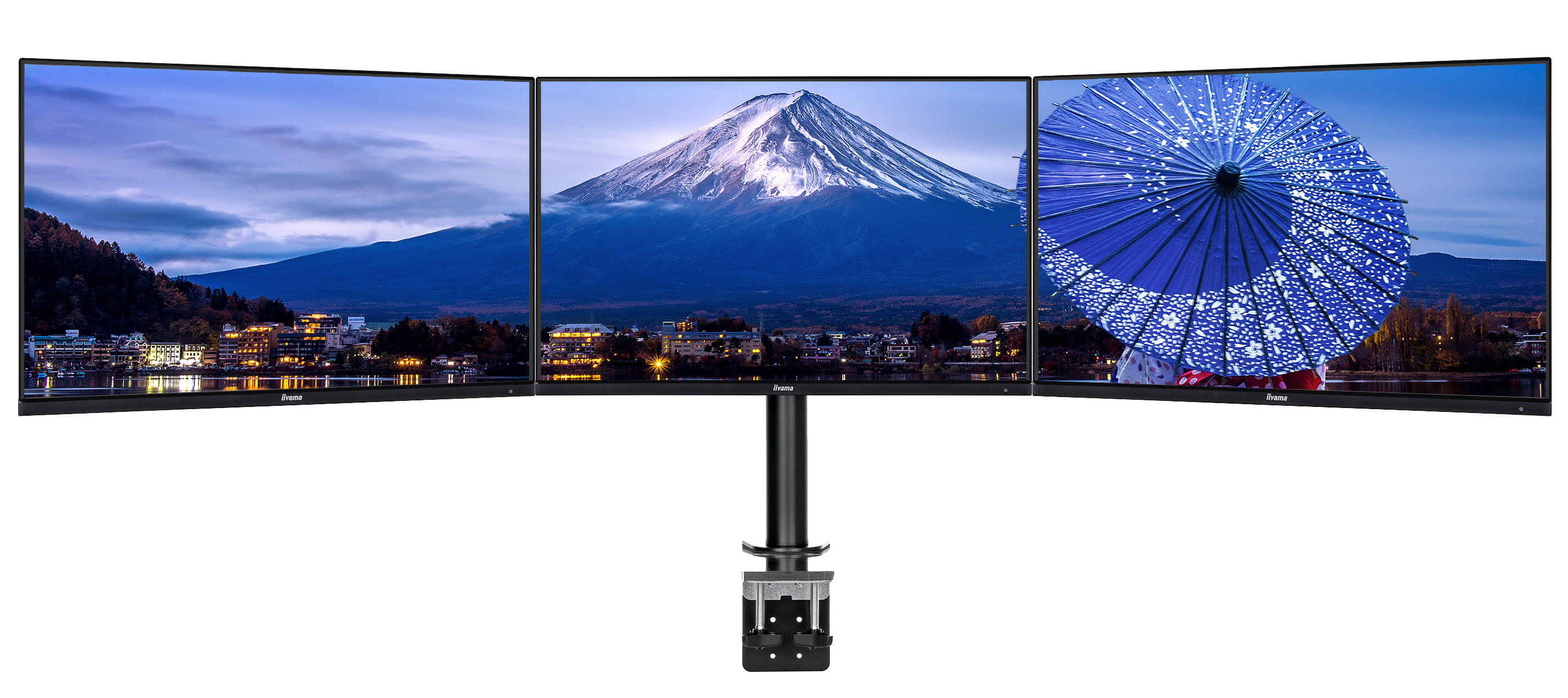 Drei Monitore auf einer Halterung zeigen ein Landschaftsbild von einem verschneiten Berg und einen blauen Regenschirm.