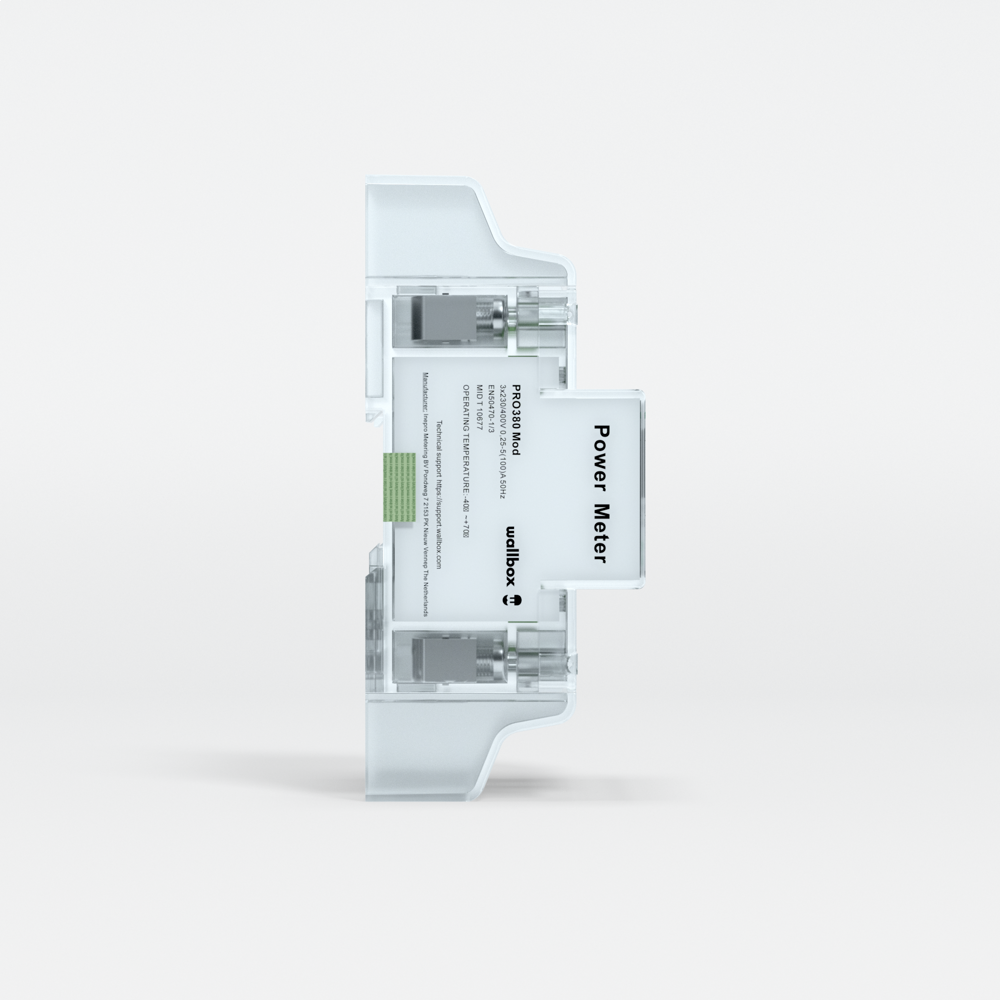 Ein weißer Stromzähler von Wallbox mit transparenten Endkappen steht auf hellem Grund.