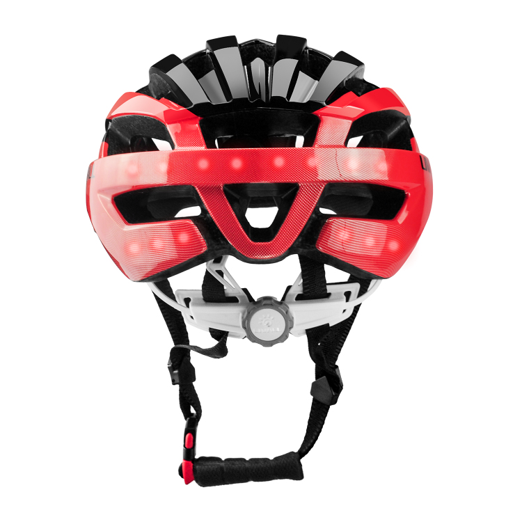Un casco de bicicleta rojo y negro con luces LED traseras y correa ajustable sobre fondo blanco.