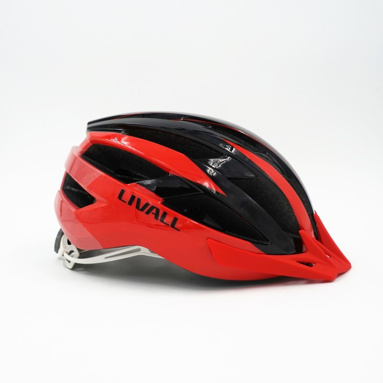 Un casco de bicicleta Livall rojo y negro con visera sobre fondo blanco.
