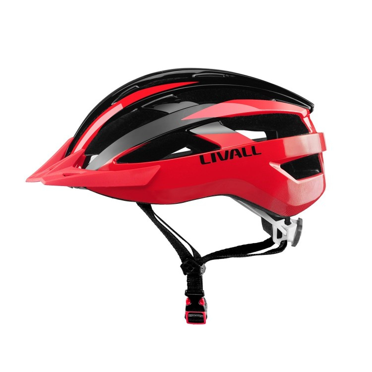 Vista lateral de un casco de ciclismo Livall rojo y negro con visera y correa negra para la barbilla sobre fondo blanco.