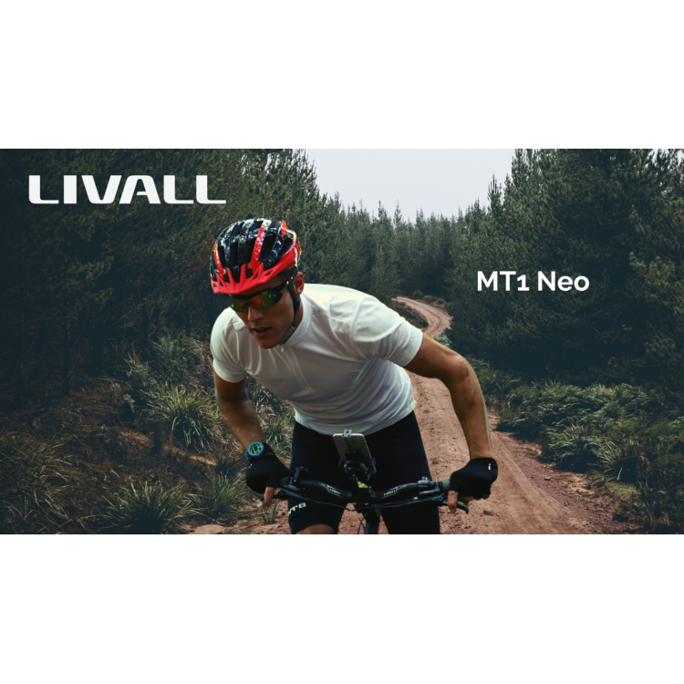 Un ciclista con casco en una bicicleta de montaña pedalea por un sendero.