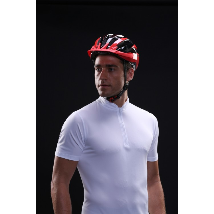 Un hombre con maillot blanco y casco rojo y negro sobre fondo negro.