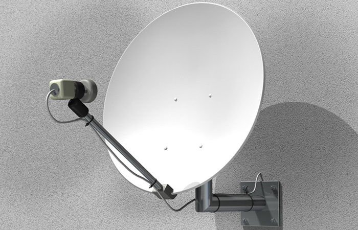 Eine weiße Satellitenschüssel ist mit einer Halterung an einer rauen, grauen Wand befestigt.
