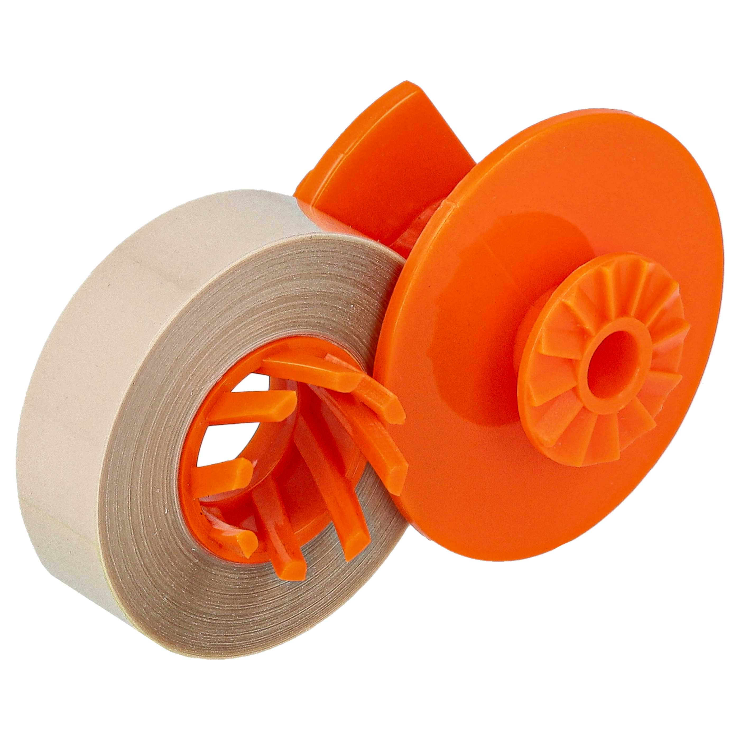 Eine Rolle helles Klebeband auf einem orangefarbenen Kunststoff-Abroller gegen wei#en Hintergrund.