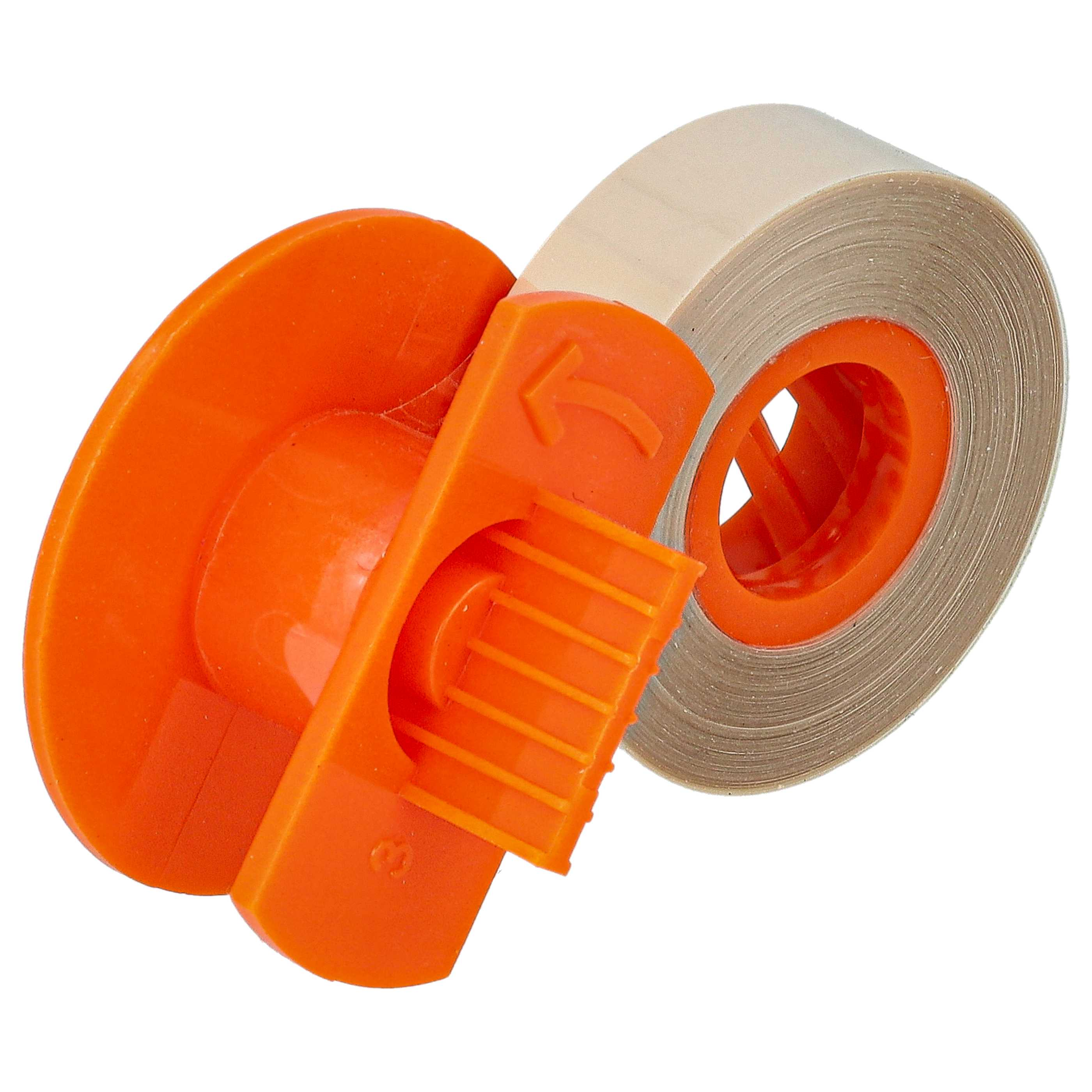 Ein orangefarbener Plastik-Klebebandabroller mit einer Rolle beigen Klebebands auf weißem Hintergrund.