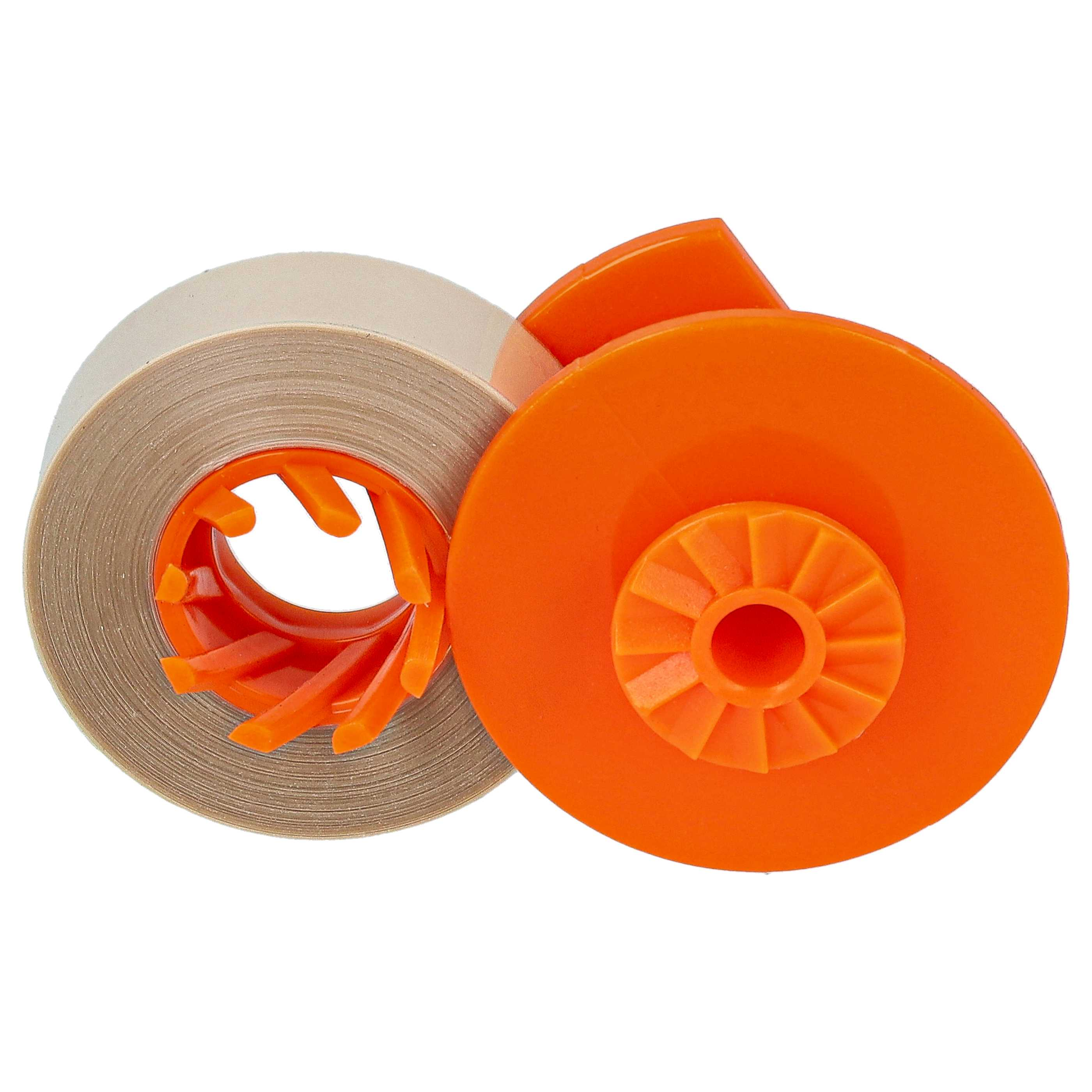 Eine Rolle braunes Klebeband mit einem orangefarbenen Plastikkern vor einem weißen Hintergrund.