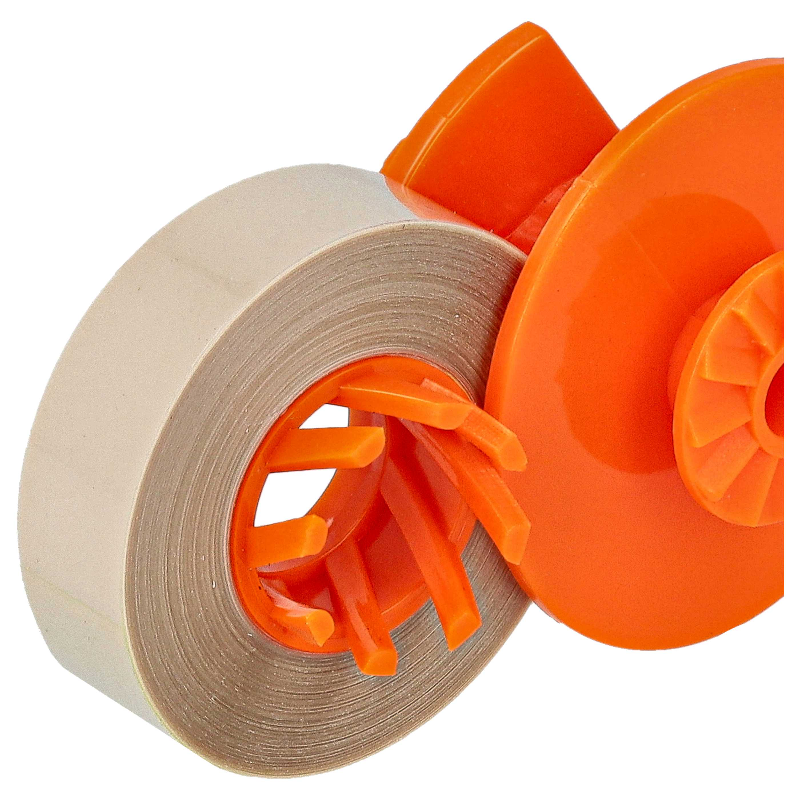 Eine beige Klebebandrolle auf einem orangefarbenen Plastikabroller.