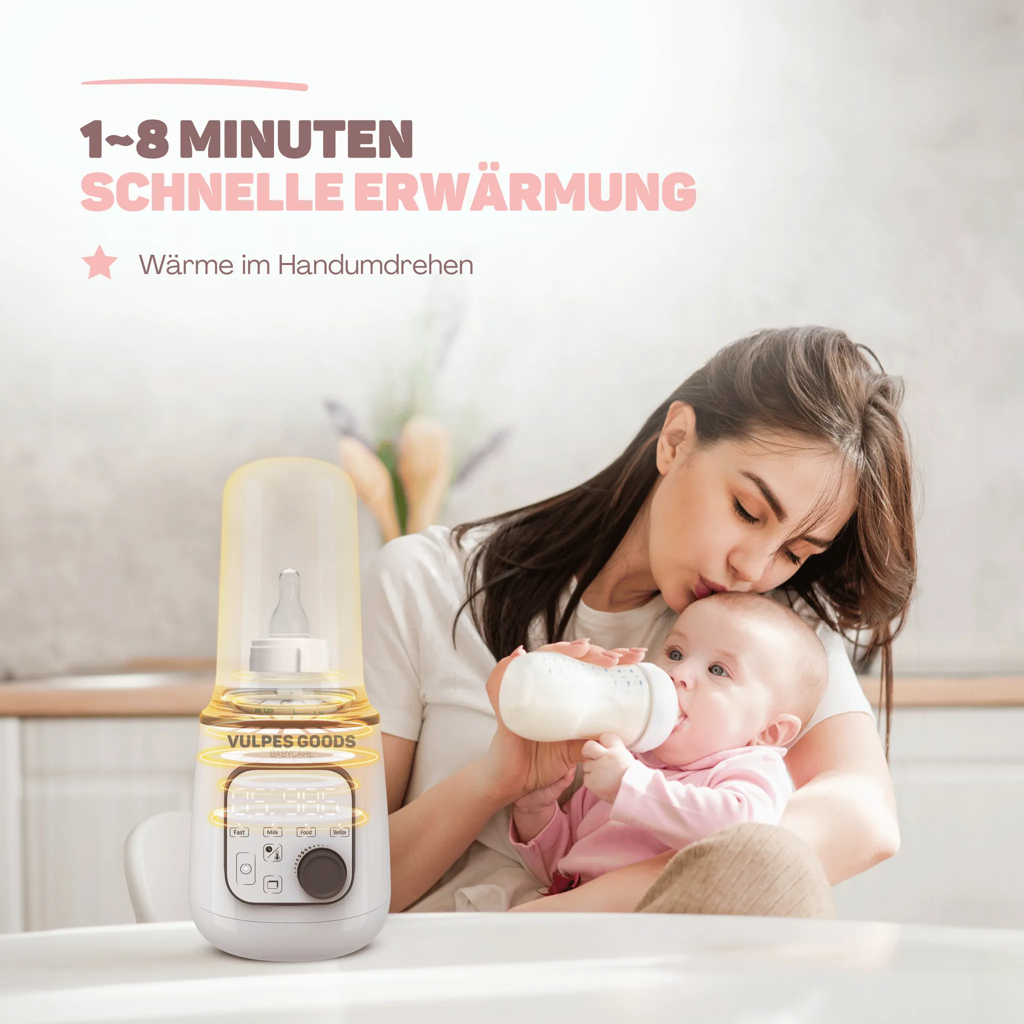 Eine Frau hält ein Baby, das aus einer Flasche trinkt; daneben steht ein elektrischer Flaschenwärmer.