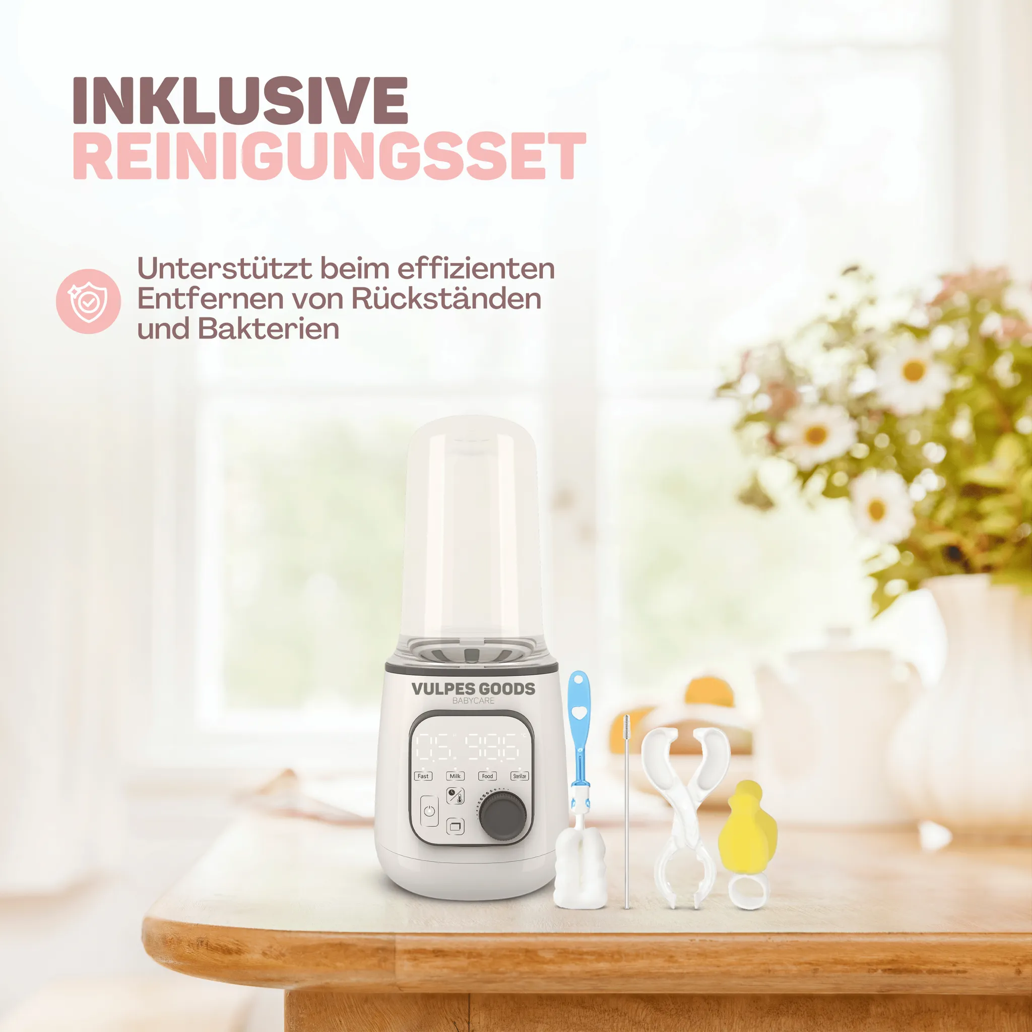 Ein weißer Vulpes Goods Babycare Flaschenwärmer mit Reinigungsset auf einem Holztisch, Hintergrund Blumen.