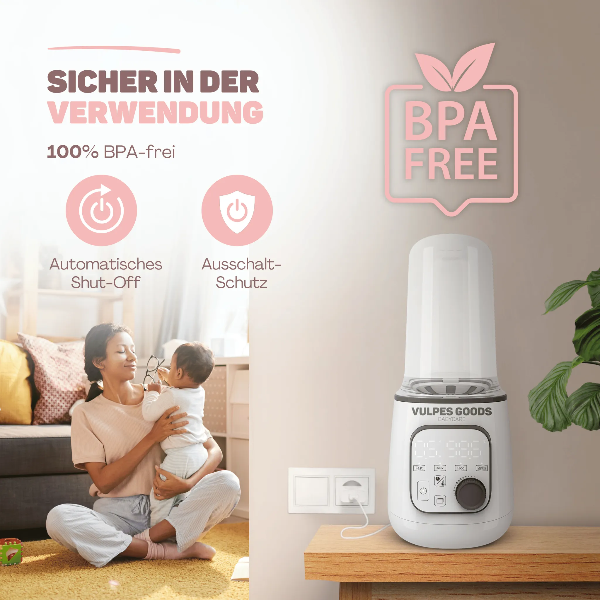 BPA-freier Babyflaschenwärmer auf Holztisch mit Steckdose, Mutter und Baby sitzen links im Hintergrund.
