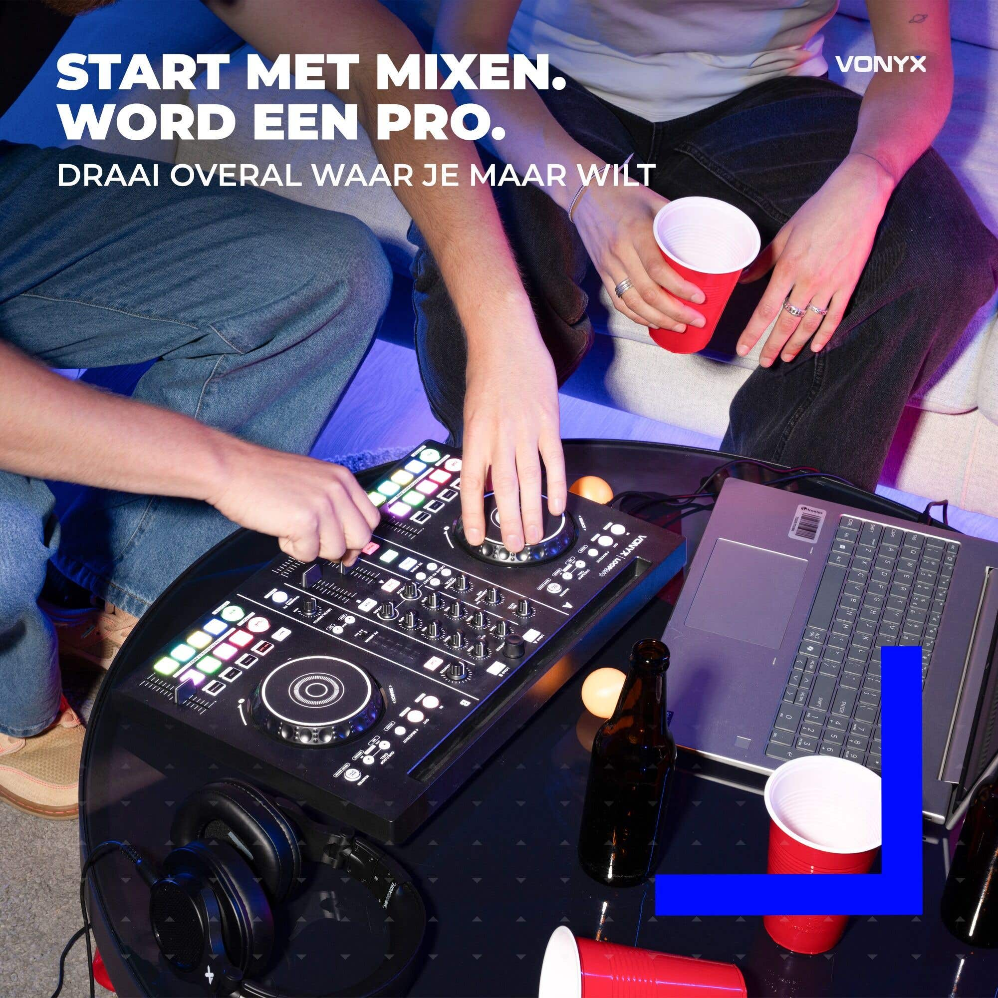 Zwei Personen bedienen einen DJ-Controller auf einem Couchtisch mit Laptop, Getränken und Text.
