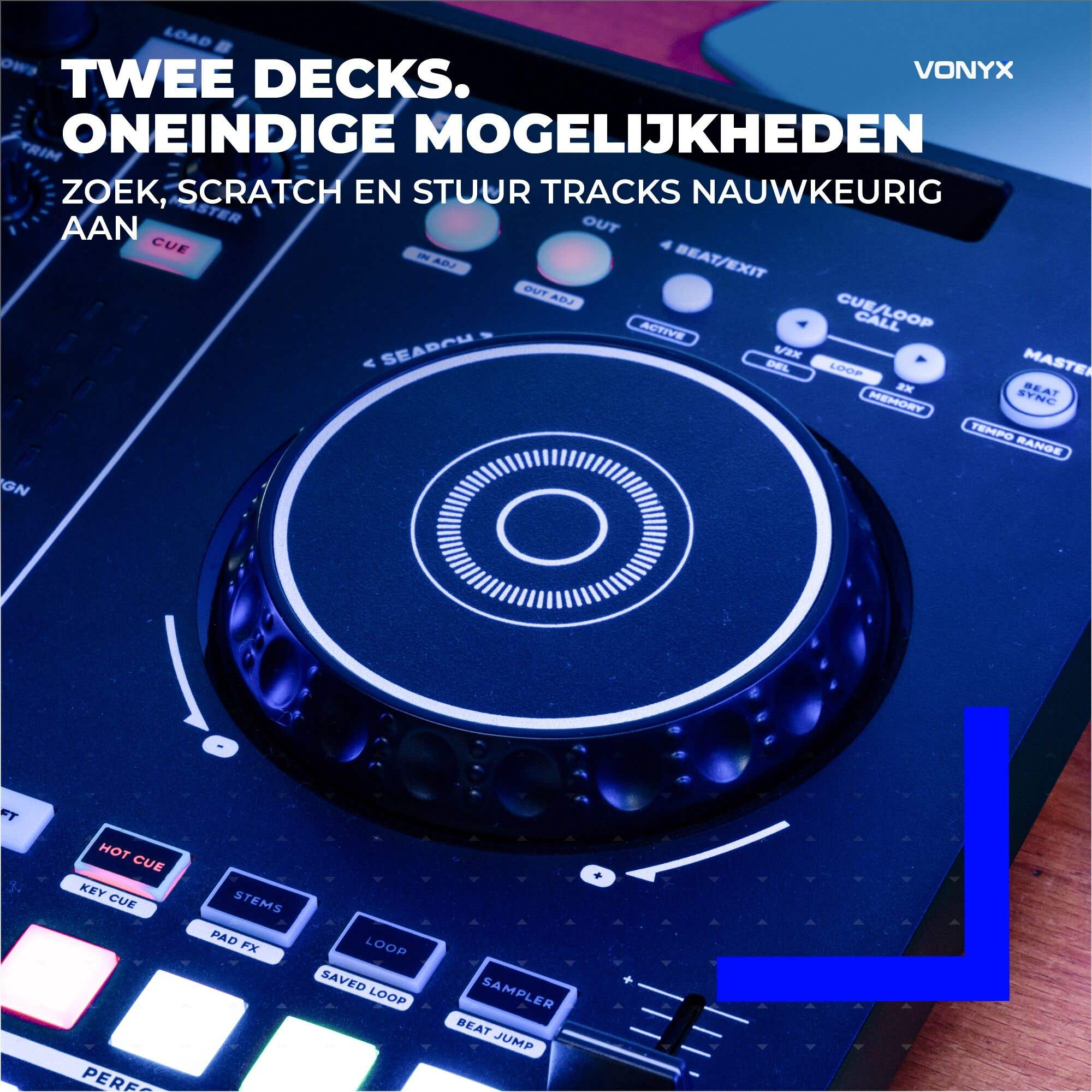 Nahaufnahme eines blauen DJ-Controllers mit Jogwheel, Tasten und Text auf Niederländisch.
