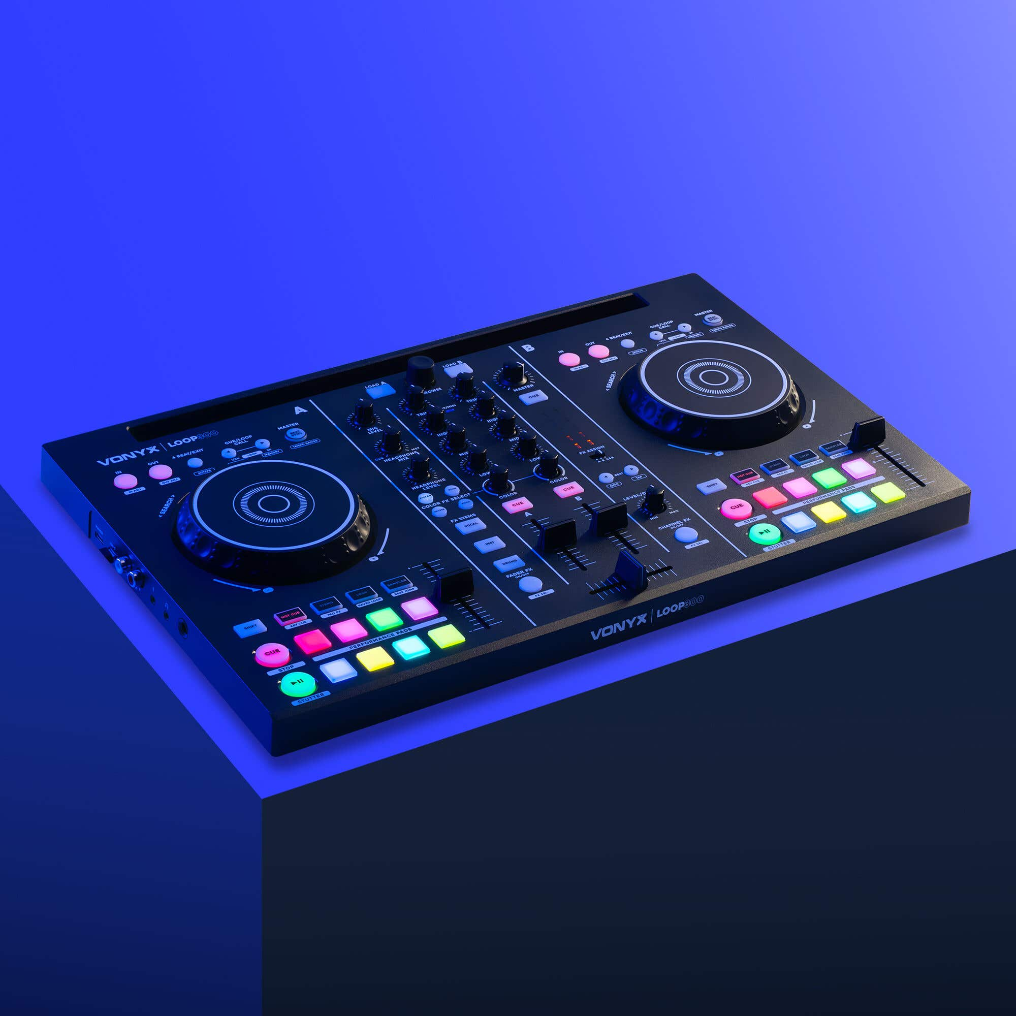 Ein schwarzer DJ-Controller mit leuchtend bunten Tasten und Jogwheels steht auf einer blau beleuchteten Oberfläche.