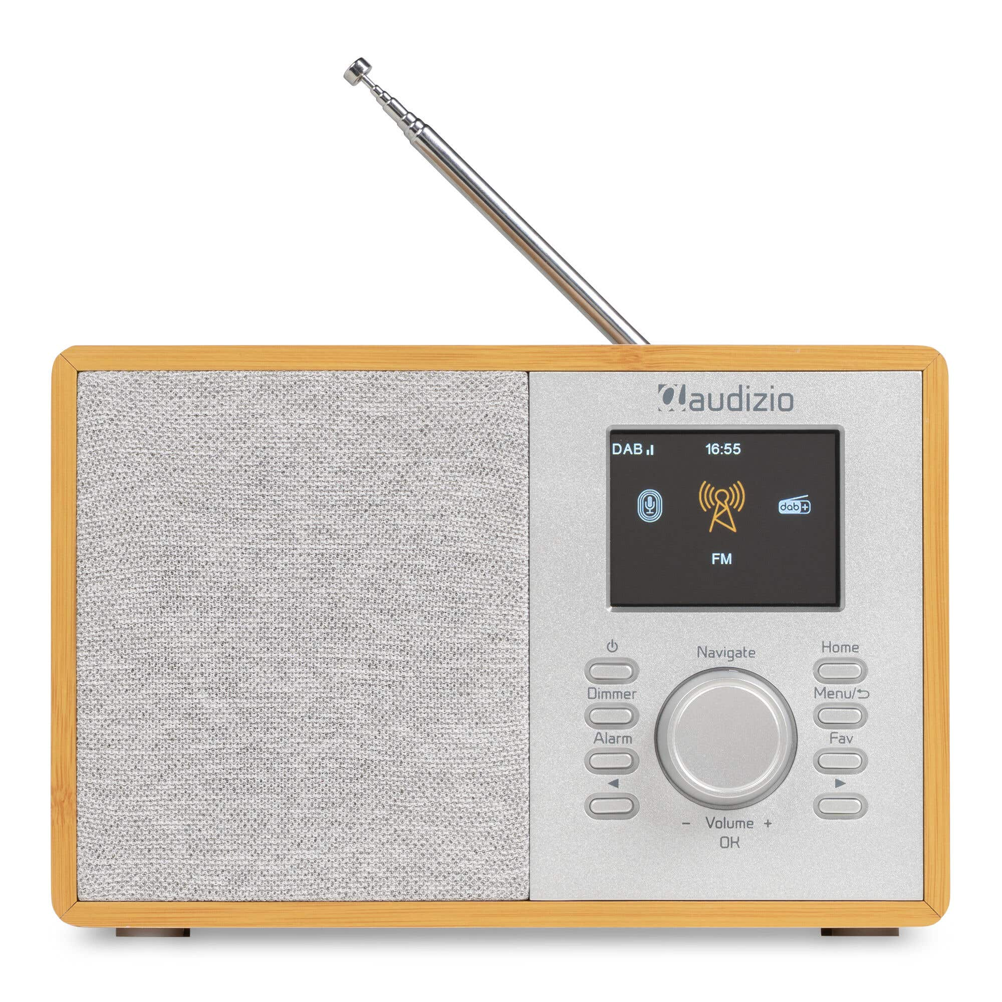 Ein Holzradio mit silberner Blende, Display, Tasten und ausziehbarer Antenne vor weißem Hintergrund.