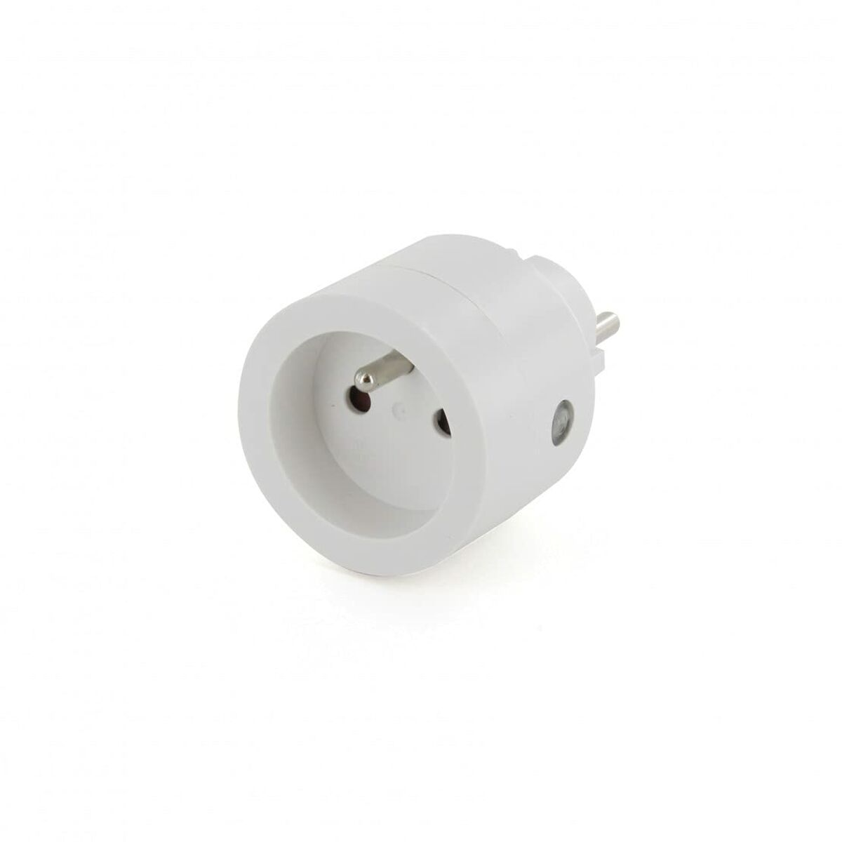 Ein weißer, zylindrischer Steckdosenadapter mit einem Erdungsstift auf weißem Hintergrund.
