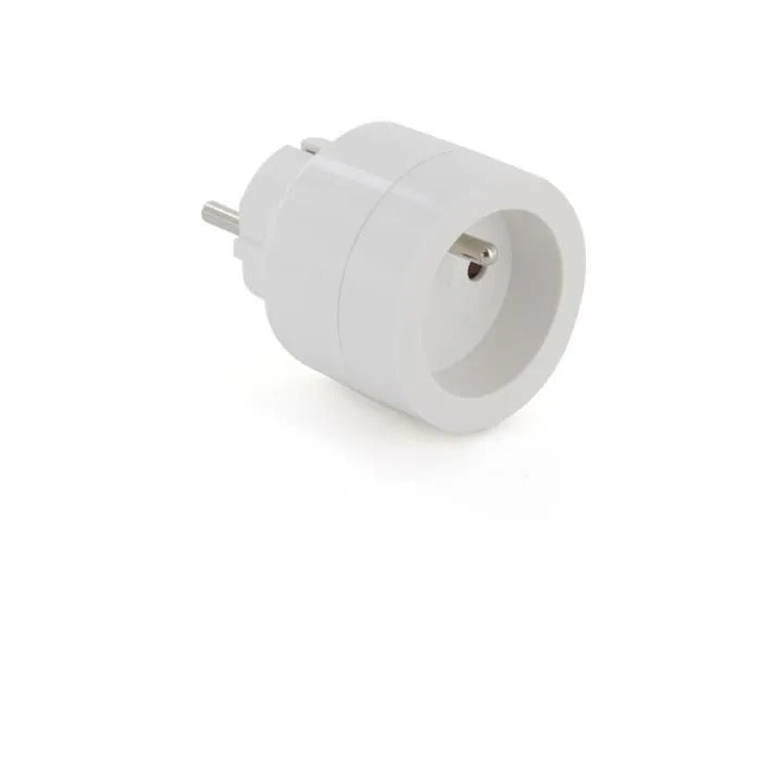 Ein weißer elektrischer Adapterstecker mit Schutzkontaktstift auf weißem Grund.