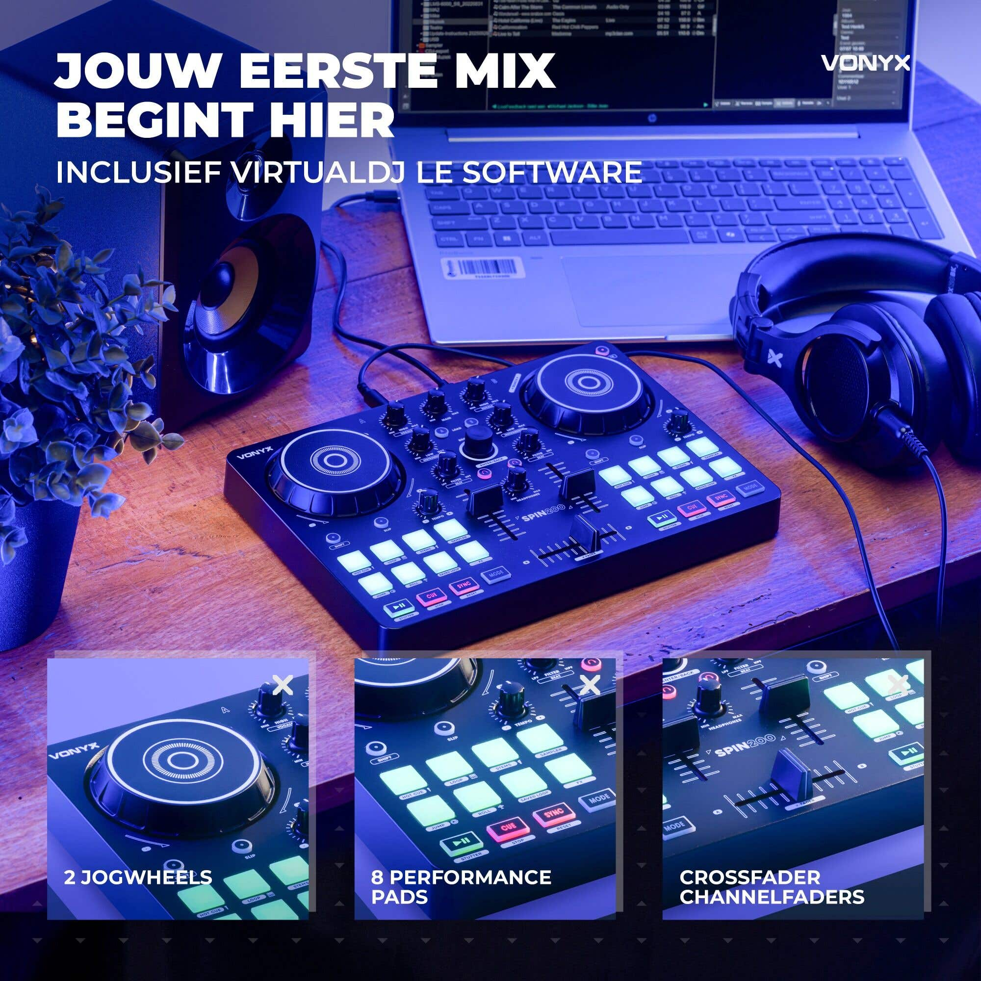 DJ-Set mit Laptop, DJ-Controller Spin200, Kopfhörern und Lautsprechern auf einem Holztisch.