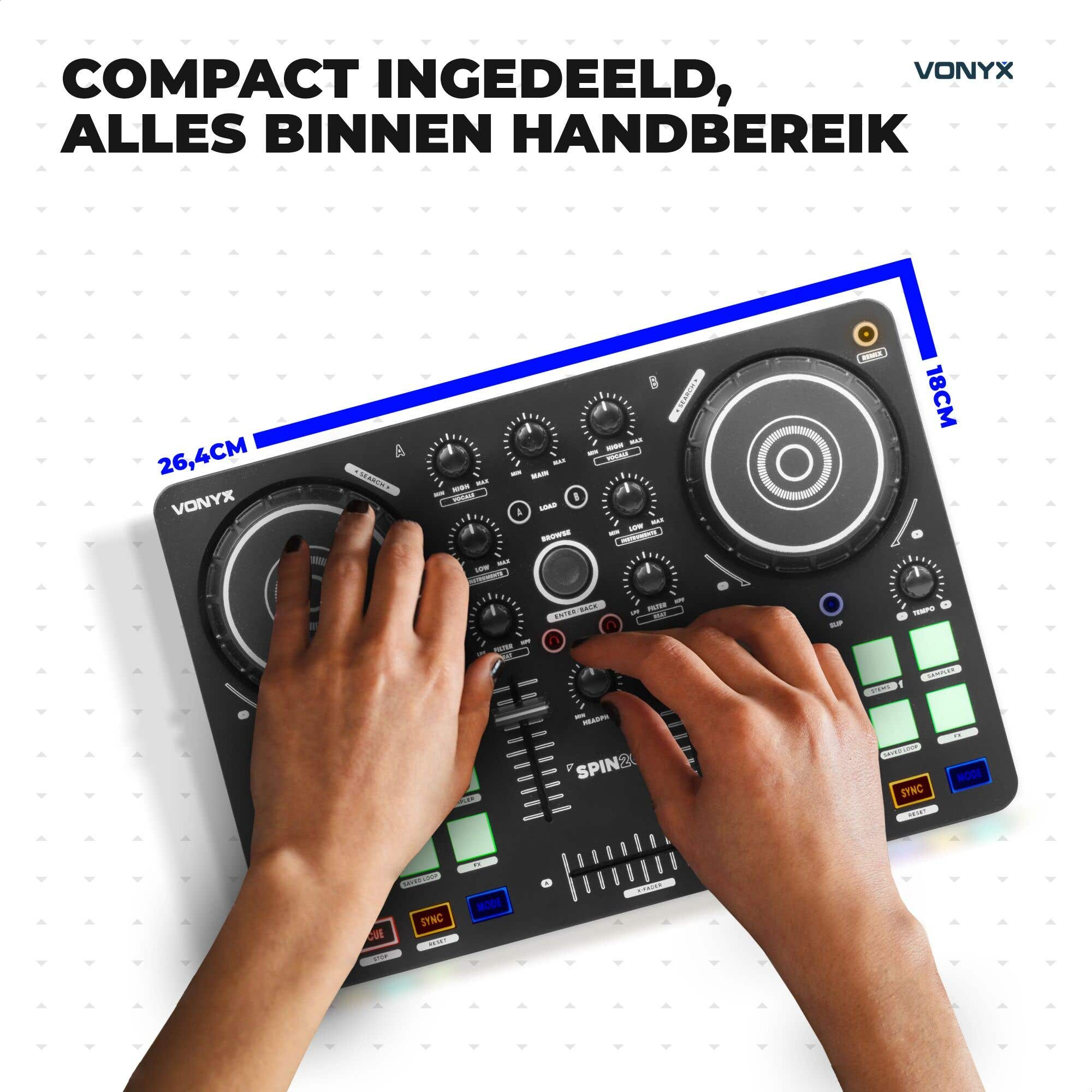 Hände bedienen einen kompakten Vonyx DJ-Controller mit Knöpfen, Fadern und beleuchteten Pads.